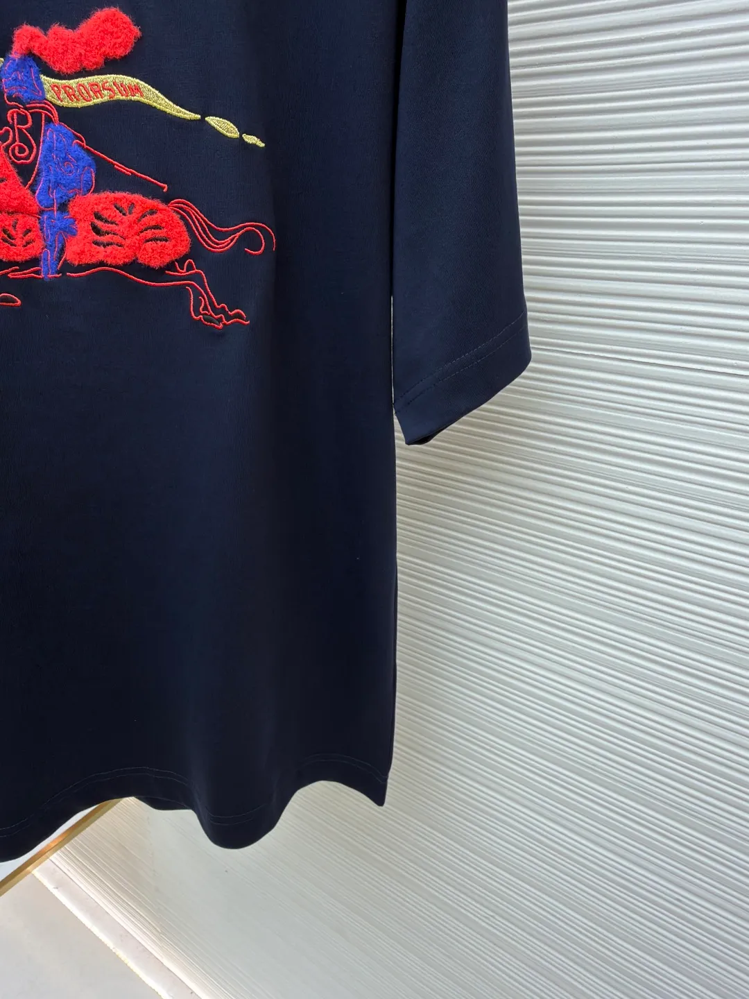 Burberry fleece pony round neck short sleeves ●Original version: Purchased and developed for 4850 ●Item number: 1682163-A05 ●Fabric: pure cotton plain weave ●Technology: embroidery production ●Color: navy blue ●Version: fitted version ●Weight: about 265g ●Size: XS-S-M-L ●Description: Made of 15S fine cotton plain weave, 230g; matching 32S double yarn rack thread, 340g. Fine cotton fabrics usually have better moisture absorption, breathability, wear resistance, and are also softer and smoother. Vintage fine cotton fabric is a relatively thick cotton fabric that has been carefully processed and treated to have excellent texture and performance. It feels soft and comfortable and fits the skin very well when worn. Craftsmanship with plush effect, new season equestrian knight logo embroidery, and metallic yarns with a rich touch are the core of the design. During the embroidery process, special yarns containing metallic threads are mixed and programmed through a computer embroidery machine to integrate the metallic yarns into specific parts of the pattern using stitching methods such as chain embroidery and tatami embroidery. On top of the traditional three-dimensional sense of embroidery, a shimmering metallic luster and a special cool touch are added, causing the classic logo pattern to produce local highlights under light, showing a reshaped modern sense and a high-end customization-like sophistication, which is highly recognizable. The overall wiring is straight and delicate, the fabric is comfortable and soft, and the color is consistent without color difference. It can be matched with the same style to create a fashionable look and control various occasions. Customized accessories, complete with three standards, same style for men and women!