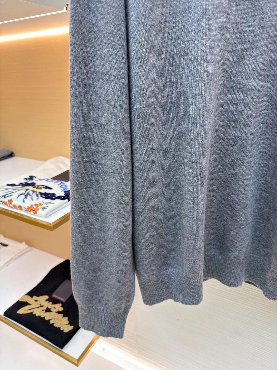 Burberry embroidered half-zip turtleneck sweater ●Original version: Purchased and developed by 4722 ●Item number: 1681784-B25 ●Fabric: wool blended fabric ●Technology: knitted production ●Color: gray ●Version: fitted version ●Weight: about 550 grams ●Size: S-M-L-XL ●Description: cashmere is used as the main body to dominate the feel, warmth and lightness of the fabric, while providing an unparalleled wearing experience. A small amount of polyamide and Lycra are added to enhance the overall durability and pilling resistance. An invisible support network is woven into the soft cashmere, and it also has a certain amount of elasticity to better fit the curves of the human body and allow it to be retracted and retracted freely. Due to the characteristics of the sweater fabric, it is stretched just right when stretching the frame, and then a hot-melt liner is used under the wool fabric piece to provide it with a certain temporary stable support to prevent it from shrinking after removal, causing pattern distortion, wrinkles and stitch dents. The high-precision calculation program system of the computer embroidery machine controls the movement of the embroidery frame in the X/Y direction, while the needle shuttles up and down, embroidering according to the set path, automatically completing thread trimming, thread jumping and other actions to form a stitch track, automatically adjusting the upper and lower thread tension to ensure that the stitches are smooth and free of floating threads, forming a war horse pattern with an error of ±0.1mm. Add detergent and preliminarily rinse the bulk goods at a water temperature of about 35 degrees to remove impurities during the production process, and then use protease to gently digest the hairiness on the surface to reduce the tendency of pilling from the root, improve the hand feel, retain softness, and eliminate irritation. After the final dehydration and drying process, the overall wiring is straight and delicate, the fabric is comfortable and soft, and the color is consistent without color difference. It can be matched with the same style to create a fashionable look and control various occasions. Customized accessories, complete with three standards, same style for men and women!