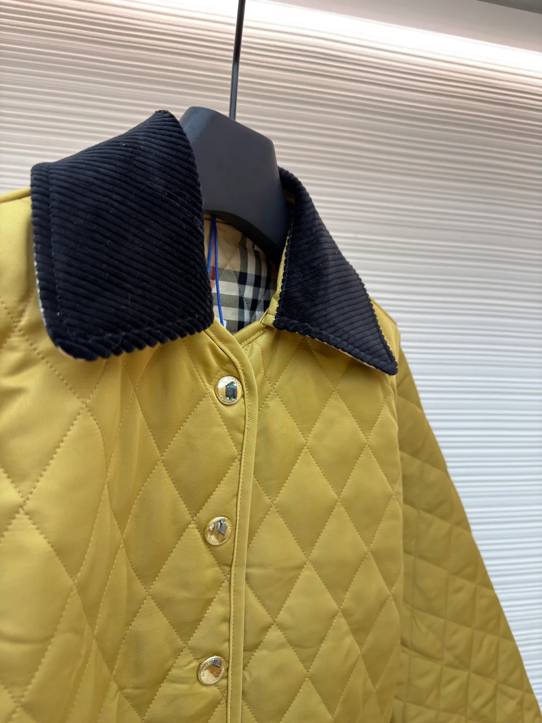 Burberry Quilted Barn Corduroy Jacket [Sleeve Label Style] ●Original version: Purchased and developed by 4369 ●Item No.: 1681559-B25 ●Fabric: Corduroy fabric ●Technology: Logo production ●Color: Yellow ●Version: Fitted version ●Weight: approximately 580 grams ●Size: S-M-L-XL ●Description: Quilted barn jacket with corduroy collar. Featuring a regular fit and lined with Burberry check. Snap closure. Side patch pockets. Silicone embroidered Burberry monogram logo plaques on sleeves, Burberry check lining and collar bottom, same color front pockets with monogram embroidery. The overall wiring is straight and delicate, the fabric is comfortable and soft, and the color is consistent without color difference. It can be matched with the same style to create a fashionable look and control various occasions. Customized accessories, complete with three standards, same style for men and women!