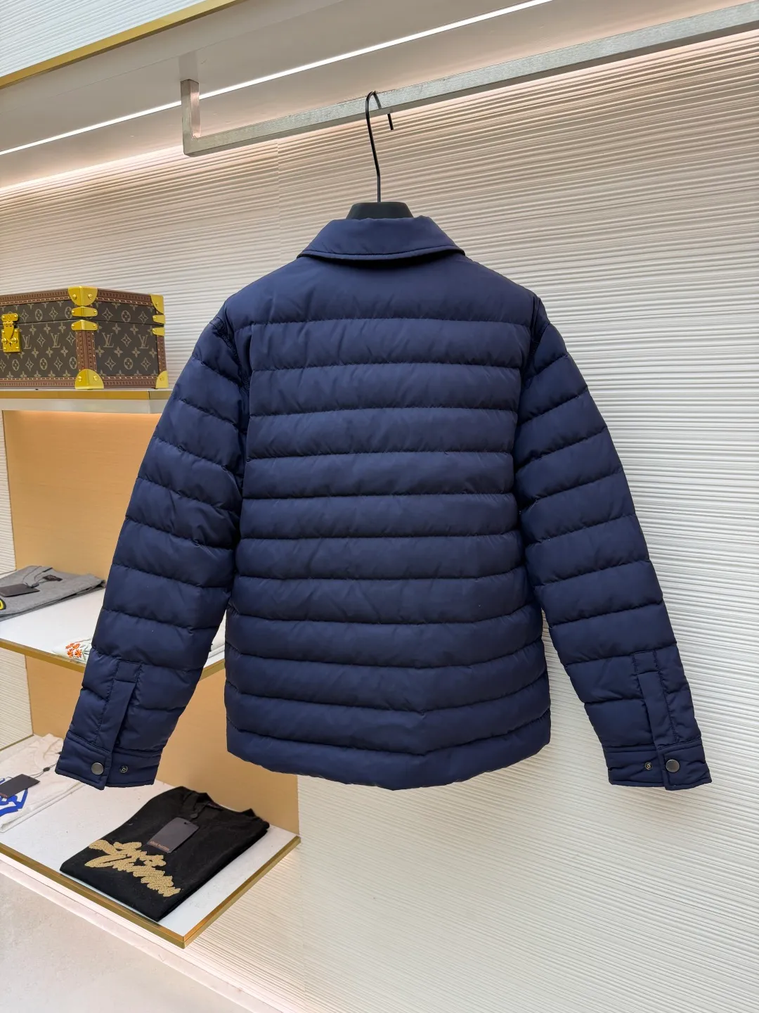 Burberry light leather label down jacket ●Original version: Purchased and developed by 6125 ●Item number: 1681879-C95 ●Fabric: white duck down fabric ●Technology: mechanical down filling ●Color: navy blue ●Version: fitted version ●Weight: about 780 grams ●Size: S-M-L-XL ●Description: High-density nylon taffeta: Made of 100D nylon fabric, density ≥230T, durable Slightly calendered (showing low-key luster), and fluorine-free waterproof coating (DWR) to ensure water repellency while maintaining breathability (refer to the slightly wrinkled texture and stiffness of the fabric in the picture) Anti-velvet gallbladder: Use high-density polyester gallbladder cloth (such as gallbladder silk spinning) above 300T to ensure that the down does not rip through velvet, and is light and thin without affecting the fluffiness. Filling 900-fill white duck down (85%-90% down content) ensures a full three-dimensional effect but not too bloated. It uses YKK brand No. 5 nylon zipper (matte dark gray/black, close to the fabric). The zipper teeth are fine-toothed and flat-toothed. The puller is simple and square. The brand logo is etched on the surface. The outside of the zipper needs to be seamed. 1.5cm wide windproof placket made of the same color fabric (double-layered, with thin cotton strips sandwiched inside to increase stiffness). The cuffs are fake two-piece design (the outer layer is folded cuffs, and the inner layer is ribbed). The outer cuffs are equipped with 2 metal buttons (diameter 12mm, the same series as the pocket snaps), with a spacing of 3cm. The buttonholes are hand-made keyholes (double-line seaming, precise aperture). They are made of first-layer calfskin (thickness 0.8-mm). The leather surface is matte aniline dyed and the edges are warped. Oil edge treatment (thickness 0.3mm, round and smooth, color consistent with leather label). The brand pattern (knight logo + text) on the surface of the leather label adopts embossing + hot stamping/silvering technology. The overall wiring is straight and delicate, the fabric is comfortable and soft, and the color is consistent without color difference. It can be matched with the same style to create a fashionable look and control various occasions. Customized accessories, complete with three labels, same style for men and women!