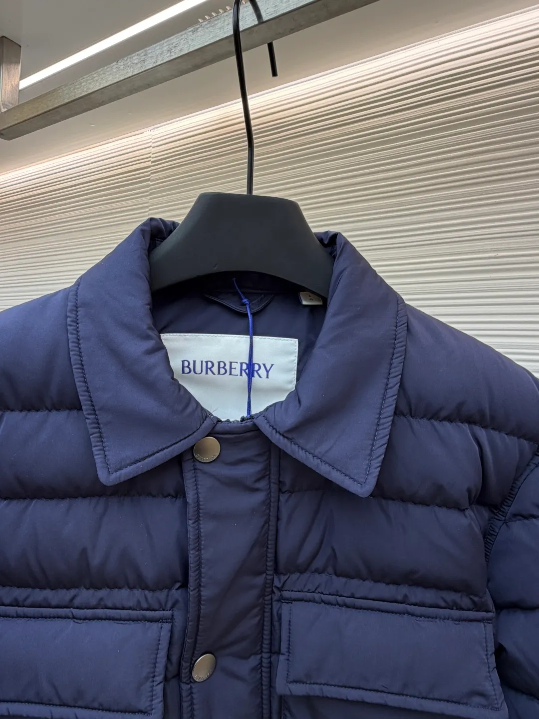 Burberry light leather label down jacket ●Original version: Purchased and developed by 6125 ●Item number: 1681879-C95 ●Fabric: white duck down fabric ●Technology: mechanical down filling ●Color: navy blue ●Version: fitted version ●Weight: about 780 grams ●Size: S-M-L-XL ●Description: High-density nylon taffeta: Made of 100D nylon fabric, density ≥230T, durable Slightly calendered (showing low-key luster), and fluorine-free waterproof coating (DWR) to ensure water repellency while maintaining breathability (refer to the slightly wrinkled texture and stiffness of the fabric in the picture) Anti-velvet gallbladder: Use high-density polyester gallbladder cloth (such as gallbladder silk spinning) above 300T to ensure that the down does not rip through velvet, and is light and thin without affecting the fluffiness. Filling 900-fill white duck down (85%-90% down content) ensures a full three-dimensional effect but not too bloated. It uses YKK brand No. 5 nylon zipper (matte dark gray/black, close to the fabric). The zipper teeth are fine-toothed and flat-toothed. The puller is simple and square. The brand logo is etched on the surface. The outside of the zipper needs to be seamed. 1.5cm wide windproof placket made of the same color fabric (double-layered, with thin cotton strips sandwiched inside to increase stiffness). The cuffs are fake two-piece design (the outer layer is folded cuffs, and the inner layer is ribbed). The outer cuffs are equipped with 2 metal buttons (diameter 12mm, the same series as the pocket snaps), with a spacing of 3cm. The buttonholes are hand-made keyholes (double-line seaming, precise aperture). They are made of first-layer calfskin (thickness 0.8-mm). The leather surface is matte aniline dyed and the edges are warped. Oil edge treatment (thickness 0.3mm, round and smooth, color consistent with leather label). The brand pattern (knight logo + text) on the surface of the leather label adopts embossing + hot stamping/silvering technology. The overall wiring is straight and delicate, the fabric is comfortable and soft, and the color is consistent without color difference. It can be matched with the same style to create a fashionable look and control various occasions. Customized accessories, complete with three labels, same style for men and women!