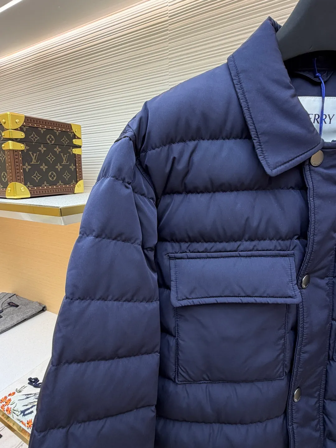 Burberry light leather label down jacket ●Original version: Purchased and developed by 6125 ●Item number: 1681879-C95 ●Fabric: white duck down fabric ●Technology: mechanical down filling ●Color: navy blue ●Version: fitted version ●Weight: about 780 grams ●Size: S-M-L-XL ●Description: High-density nylon taffeta: Made of 100D nylon fabric, density ≥230T, durable Slightly calendered (showing low-key luster), and fluorine-free waterproof coating (DWR) to ensure water repellency while maintaining breathability (refer to the slightly wrinkled texture and stiffness of the fabric in the picture) Anti-velvet gallbladder: Use high-density polyester gallbladder cloth (such as gallbladder silk spinning) above 300T to ensure that the down does not rip through velvet, and is light and thin without affecting the fluffiness. Filling 900-fill white duck down (85%-90% down content) ensures a full three-dimensional effect but not too bloated. It uses YKK brand No. 5 nylon zipper (matte dark gray/black, close to the fabric). The zipper teeth are fine-toothed and flat-toothed. The puller is simple and square. The brand logo is etched on the surface. The outside of the zipper needs to be seamed. 1.5cm wide windproof placket made of the same color fabric (double-layered, with thin cotton strips sandwiched inside to increase stiffness). The cuffs are fake two-piece design (the outer layer is folded cuffs, and the inner layer is ribbed). The outer cuffs are equipped with 2 metal buttons (diameter 12mm, the same series as the pocket snaps), with a spacing of 3cm. The buttonholes are hand-made keyholes (double-line seaming, precise aperture). They are made of first-layer calfskin (thickness 0.8-mm). The leather surface is matte aniline dyed and the edges are warped. Oil edge treatment (thickness 0.3mm, round and smooth, color consistent with leather label). The brand pattern (knight logo + text) on the surface of the leather label adopts embossing + hot stamping/silvering technology. The overall wiring is straight and delicate, the fabric is comfortable and soft, and the color is consistent without color difference. It can be matched with the same style to create a fashionable look and control various occasions. Customized accessories, complete with three labels, same style for men and women!