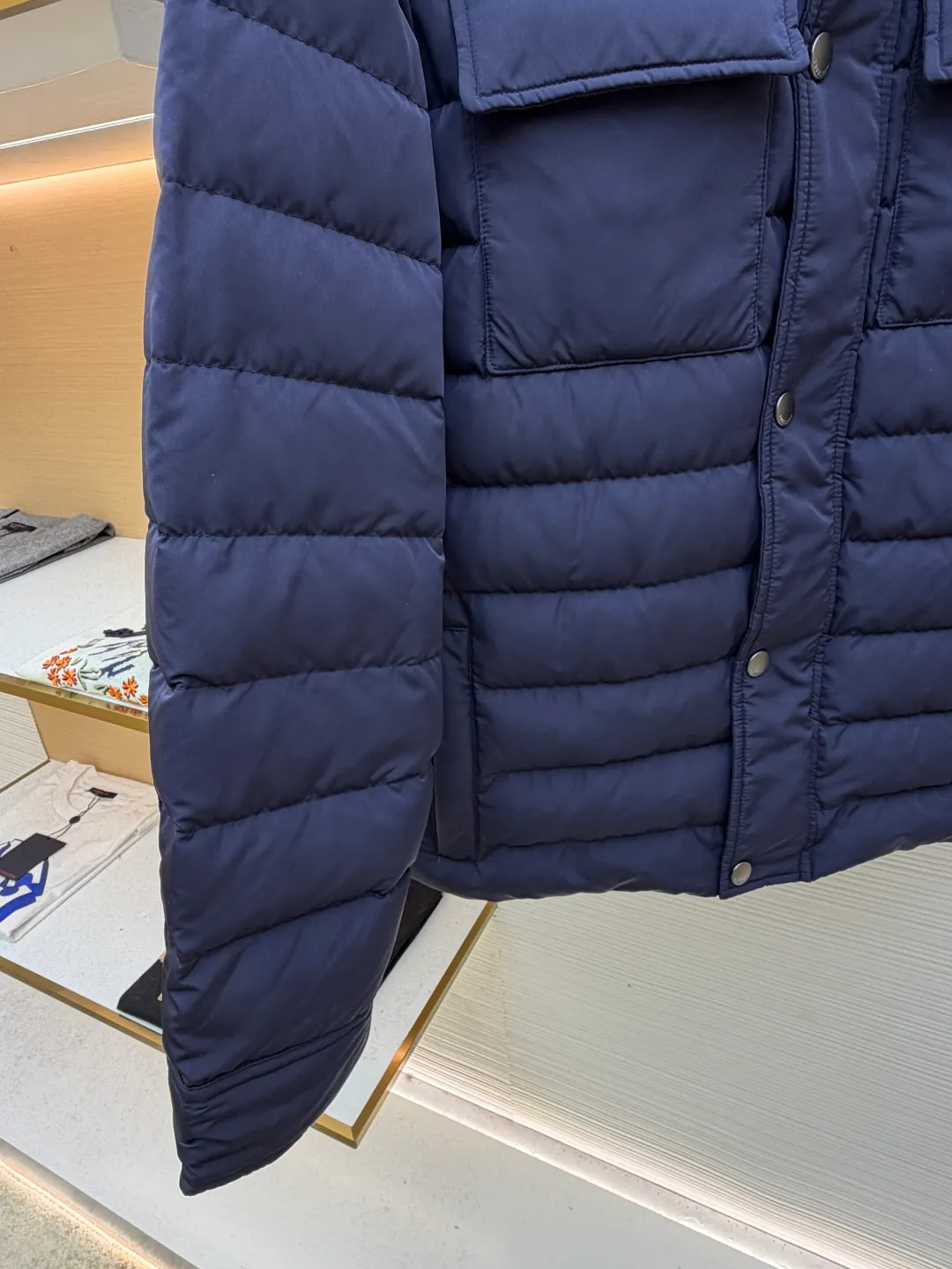 Burberry light leather label down jacket ●Original version: Purchased and developed by 6125 ●Item number: 1681879-C95 ●Fabric: white duck down fabric ●Technology: mechanical down filling ●Color: navy blue ●Version: fitted version ●Weight: about 780 grams ●Size: S-M-L-XL ●Description: High-density nylon taffeta: Made of 100D nylon fabric, density ≥230T, durable Slightly calendered (showing low-key luster), and fluorine-free waterproof coating (DWR) to ensure water repellency while maintaining breathability (refer to the slightly wrinkled texture and stiffness of the fabric in the picture) Anti-velvet gallbladder: Use high-density polyester gallbladder cloth (such as gallbladder silk spinning) above 300T to ensure that the down does not rip through velvet, and is light and thin without affecting the fluffiness. Filling 900-fill white duck down (85%-90% down content) ensures a full three-dimensional effect but not too bloated. It uses YKK brand No. 5 nylon zipper (matte dark gray/black, close to the fabric). The zipper teeth are fine-toothed and flat-toothed. The puller is simple and square. The brand logo is etched on the surface. The outside of the zipper needs to be seamed. 1.5cm wide windproof placket made of the same color fabric (double-layered, with thin cotton strips sandwiched inside to increase stiffness). The cuffs are fake two-piece design (the outer layer is folded cuffs, and the inner layer is ribbed). The outer cuffs are equipped with 2 metal buttons (diameter 12mm, the same series as the pocket snaps), with a spacing of 3cm. The buttonholes are hand-made keyholes (double-line seaming, precise aperture). They are made of first-layer calfskin (thickness 0.8-mm). The leather surface is matte aniline dyed and the edges are warped. Oil edge treatment (thickness 0.3mm, round and smooth, color consistent with leather label). The brand pattern (knight logo + text) on the surface of the leather label adopts embossing + hot stamping/silvering technology. The overall wiring is straight and delicate, the fabric is comfortable and soft, and the color is consistent without color difference. It can be matched with the same style to create a fashionable look and control various occasions. Customized accessories, complete with three labels, same style for men and women!