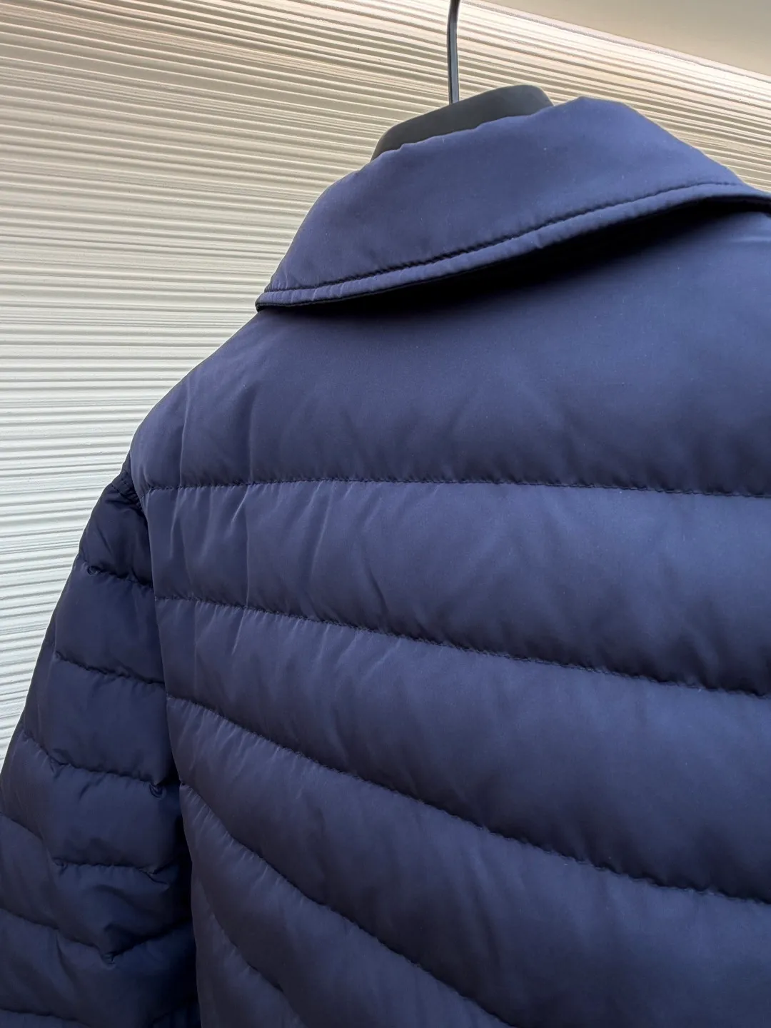 Burberry light leather label down jacket ●Original version: Purchased and developed by 6125 ●Item number: 1681879-C95 ●Fabric: white duck down fabric ●Technology: mechanical down filling ●Color: navy blue ●Version: fitted version ●Weight: about 780 grams ●Size: S-M-L-XL ●Description: High-density nylon taffeta: Made of 100D nylon fabric, density ≥230T, durable Slightly calendered (showing low-key luster), and fluorine-free waterproof coating (DWR) to ensure water repellency while maintaining breathability (refer to the slightly wrinkled texture and stiffness of the fabric in the picture) Anti-velvet gallbladder: Use high-density polyester gallbladder cloth (such as gallbladder silk spinning) above 300T to ensure that the down does not rip through velvet, and is light and thin without affecting the fluffiness. Filling 900-fill white duck down (85%-90% down content) ensures a full three-dimensional effect but not too bloated. It uses YKK brand No. 5 nylon zipper (matte dark gray/black, close to the fabric). The zipper teeth are fine-toothed and flat-toothed. The puller is simple and square. The brand logo is etched on the surface. The outside of the zipper needs to be seamed. 1.5cm wide windproof placket made of the same color fabric (double-layered, with thin cotton strips sandwiched inside to increase stiffness). The cuffs are fake two-piece design (the outer layer is folded cuffs, and the inner layer is ribbed). The outer cuffs are equipped with 2 metal buttons (diameter 12mm, the same series as the pocket snaps), with a spacing of 3cm. The buttonholes are hand-made keyholes (double-line seaming, precise aperture). They are made of first-layer calfskin (thickness 0.8-mm). The leather surface is matte aniline dyed and the edges are warped. Oil edge treatment (thickness 0.3mm, round and smooth, color consistent with leather label). The brand pattern (knight logo + text) on the surface of the leather label adopts embossing + hot stamping/silvering technology. The overall wiring is straight and delicate, the fabric is comfortable and soft, and the color is consistent without color difference. It can be matched with the same style to create a fashionable look and control various occasions. Customized accessories, complete with three labels, same style for men and women!