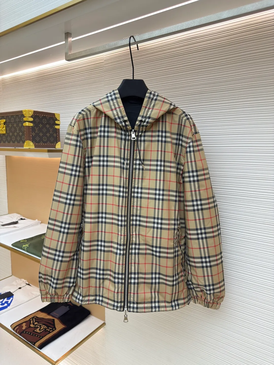 Burberry plaid double-sided jacket ●Original version: Purchased and developed at 5399 ●Item number: 1680695-B70 ●Fabric: Plaid fabric ●Technology: Positioned cutting machine production ●Version: Fitted version ●Weight: about 665 grams ●Size: The lattice of ready-made fabrics on the market is 1cm larger than the false gap at a glance. The front, back and hat positioning can 100% restore all alignment problems. Piece cutting and trimming cost a huge amount of labor time. The entire garment consists of two layers of fabric, the inner and outer layers, and a layer of fabric in the middle. There are three layers of fabric in total, and the fabric consumption is huge! All hardware accessories such as drawstrings, rubber stamps, zippers, etc. are all molded and customized. There is no pressure in and out of the counter. Feel free to compare. The maximum size can be worn up to 230 pounds. The overall wiring is straight and delicate, the fabric is comfortable and soft, and the color is consistent without color difference. It can be matched with the same style to create a fashionable look and control various occasions. Customized accessories, complete with three standards, same style for men and women!