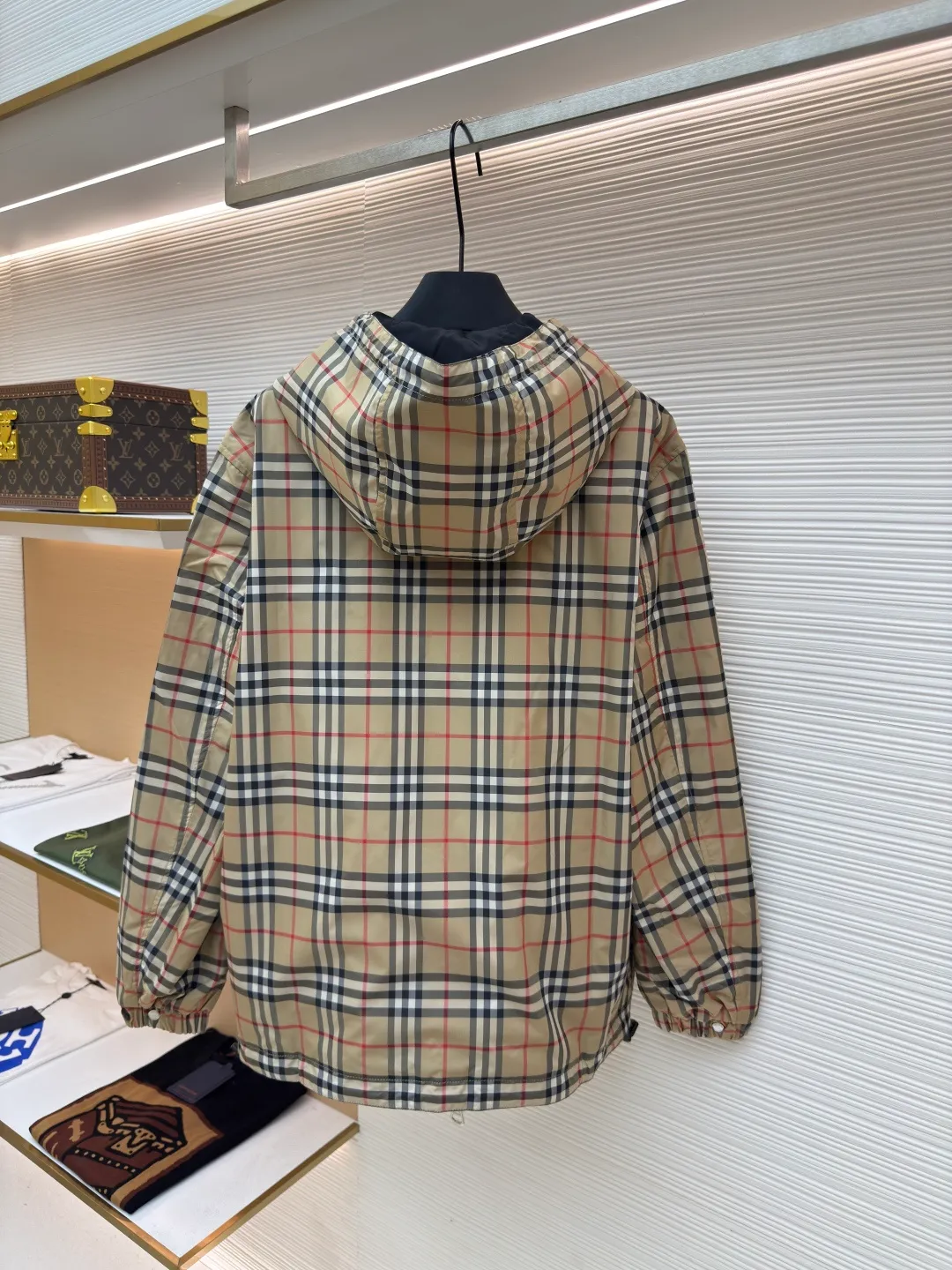 Burberry plaid double-sided jacket ●Original version: Purchased and developed at 5399 ●Item number: 1680695-B70 ●Fabric: Plaid fabric ●Technology: Positioned cutting machine production ●Version: Fitted version ●Weight: about 665 grams ●Size: The lattice of ready-made fabrics on the market is 1cm larger than the false gap at a glance. The front, back and hat positioning can 100% restore all alignment problems. Piece cutting and trimming cost a huge amount of labor time. The entire garment consists of two layers of fabric, the inner and outer layers, and a layer of fabric in the middle. There are three layers of fabric in total, and the fabric consumption is huge! All hardware accessories such as drawstrings, rubber stamps, zippers, etc. are all molded and customized. There is no pressure in and out of the counter. Feel free to compare. The maximum size can be worn up to 230 pounds. The overall wiring is straight and delicate, the fabric is comfortable and soft, and the color is consistent without color difference. It can be matched with the same style to create a fashionable look and control various occasions. Customized accessories, complete with three standards, same style for men and women!