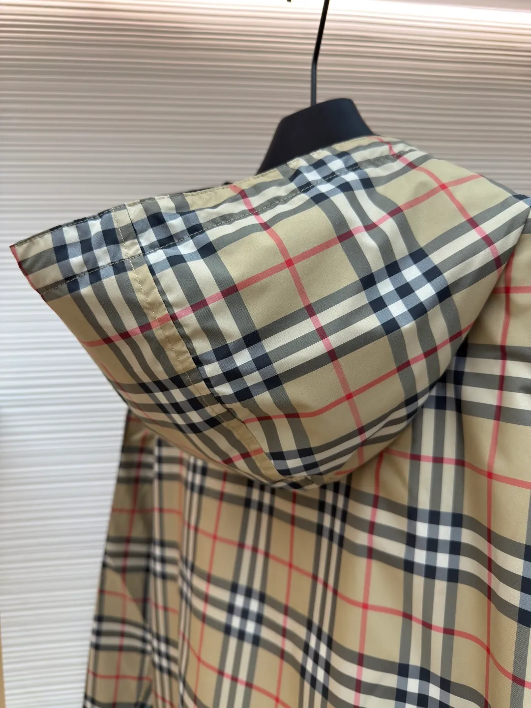 Burberry plaid double-sided jacket ●Original version: Purchased and developed at 5399 ●Item number: 1680695-B70 ●Fabric: Plaid fabric ●Technology: Positioned cutting machine production ●Version: Fitted version ●Weight: about 665 grams ●Size: The lattice of ready-made fabrics on the market is 1cm larger than the false gap at a glance. The front, back and hat positioning can 100% restore all alignment problems. Piece cutting and trimming cost a huge amount of labor time. The entire garment consists of two layers of fabric, the inner and outer layers, and a layer of fabric in the middle. There are three layers of fabric in total, and the fabric consumption is huge! All hardware accessories such as drawstrings, rubber stamps, zippers, etc. are all molded and customized. There is no pressure in and out of the counter. Feel free to compare. The maximum size can be worn up to 230 pounds. The overall wiring is straight and delicate, the fabric is comfortable and soft, and the color is consistent without color difference. It can be matched with the same style to create a fashionable look and control various occasions. Customized accessories, complete with three standards, same style for men and women!