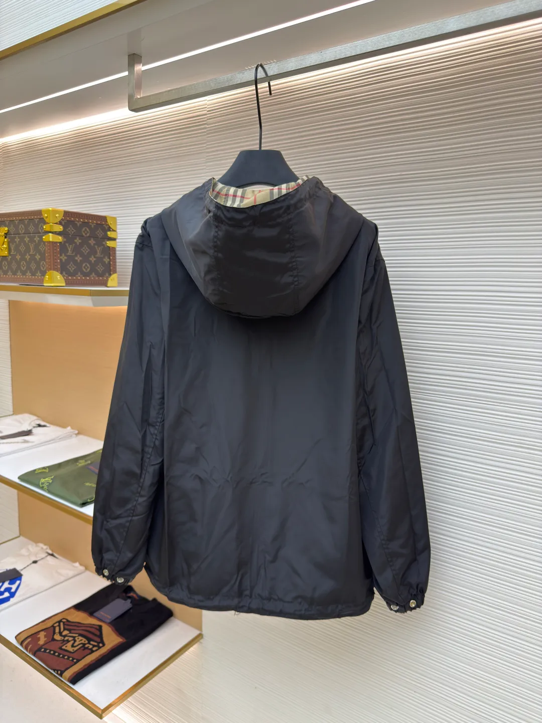 Burberry plaid double-sided jacket ●Original version: Purchased and developed at 5399 ●Item number: 1680695-B70 ●Fabric: Plaid fabric ●Technology: Positioned cutting machine production ●Version: Fitted version ●Weight: about 665 grams ●Size: The lattice of ready-made fabrics on the market is 1cm larger than the false gap at a glance. The front, back and hat positioning can 100% restore all alignment problems. Piece cutting and trimming cost a huge amount of labor time. The entire garment consists of two layers of fabric, the inner and outer layers, and a layer of fabric in the middle. There are three layers of fabric in total, and the fabric consumption is huge! All hardware accessories such as drawstrings, rubber stamps, zippers, etc. are all molded and customized. There is no pressure in and out of the counter. Feel free to compare. The maximum size can be worn up to 230 pounds. The overall wiring is straight and delicate, the fabric is comfortable and soft, and the color is consistent without color difference. It can be matched with the same style to create a fashionable look and control various occasions. Customized accessories, complete with three standards, same style for men and women!
