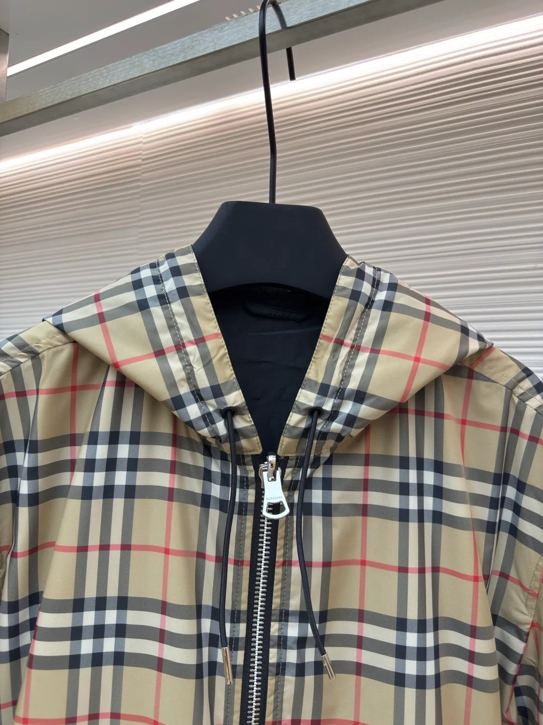 Burberry plaid double-sided jacket ●Original version: Purchased and developed at 5399 ●Item number: 1680695-B70 ●Fabric: Plaid fabric ●Technology: Positioned cutting machine production ●Version: Fitted version ●Weight: about 665 grams ●Size: The lattice of ready-made fabrics on the market is 1cm larger than the false gap at a glance. The front, back and hat positioning can 100% restore all alignment problems. Piece cutting and trimming cost a huge amount of labor time. The entire garment consists of two layers of fabric, the inner and outer layers, and a layer of fabric in the middle. There are three layers of fabric in total, and the fabric consumption is huge! All hardware accessories such as drawstrings, rubber stamps, zippers, etc. are all molded and customized. There is no pressure in and out of the counter. Feel free to compare. The maximum size can be worn up to 230 pounds. The overall wiring is straight and delicate, the fabric is comfortable and soft, and the color is consistent without color difference. It can be matched with the same style to create a fashionable look and control various occasions. Customized accessories, complete with three standards, same style for men and women!
