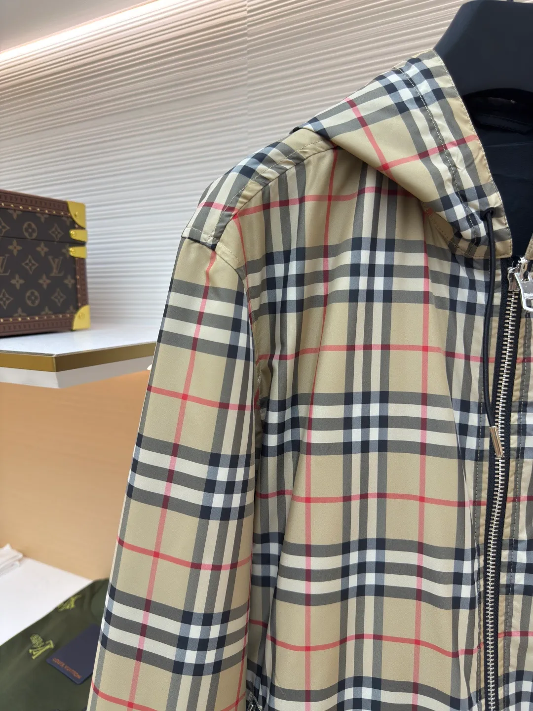 Burberry plaid double-sided jacket ●Original version: Purchased and developed at 5399 ●Item number: 1680695-B70 ●Fabric: Plaid fabric ●Technology: Positioned cutting machine production ●Version: Fitted version ●Weight: about 665 grams ●Size: The lattice of ready-made fabrics on the market is 1cm larger than the false gap at a glance. The front, back and hat positioning can 100% restore all alignment problems. Piece cutting and trimming cost a huge amount of labor time. The entire garment consists of two layers of fabric, the inner and outer layers, and a layer of fabric in the middle. There are three layers of fabric in total, and the fabric consumption is huge! All hardware accessories such as drawstrings, rubber stamps, zippers, etc. are all molded and customized. There is no pressure in and out of the counter. Feel free to compare. The maximum size can be worn up to 230 pounds. The overall wiring is straight and delicate, the fabric is comfortable and soft, and the color is consistent without color difference. It can be matched with the same style to create a fashionable look and control various occasions. Customized accessories, complete with three standards, same style for men and women!