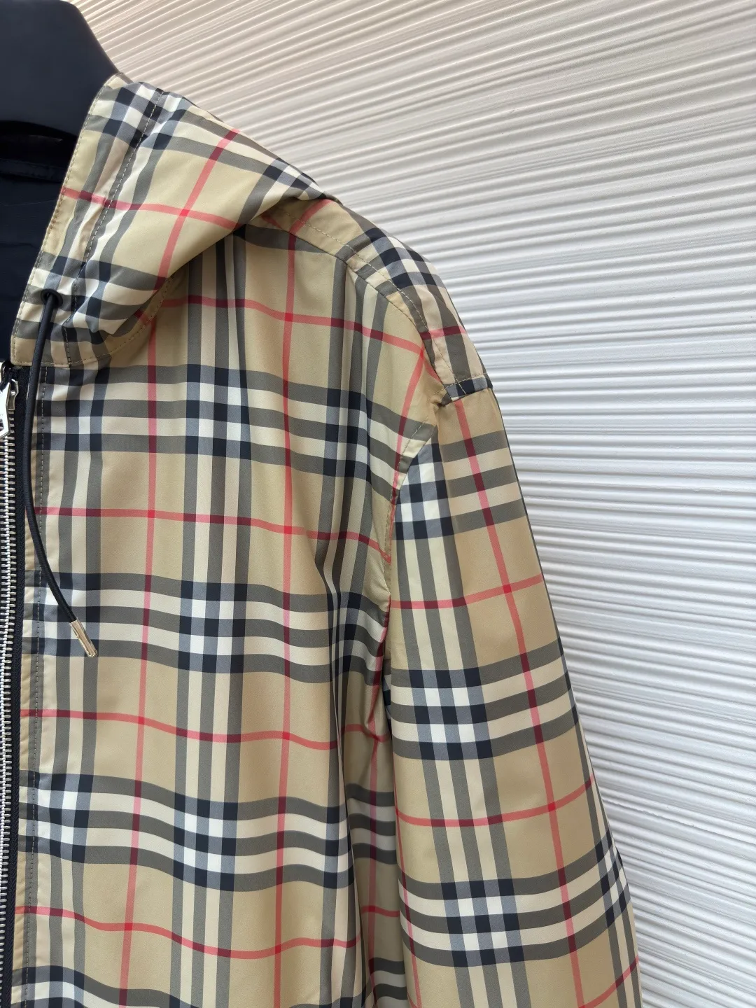 Burberry plaid double-sided jacket ●Original version: Purchased and developed at 5399 ●Item number: 1680695-B70 ●Fabric: Plaid fabric ●Technology: Positioned cutting machine production ●Version: Fitted version ●Weight: about 665 grams ●Size: The lattice of ready-made fabrics on the market is 1cm larger than the false gap at a glance. The front, back and hat positioning can 100% restore all alignment problems. Piece cutting and trimming cost a huge amount of labor time. The entire garment consists of two layers of fabric, the inner and outer layers, and a layer of fabric in the middle. There are three layers of fabric in total, and the fabric consumption is huge! All hardware accessories such as drawstrings, rubber stamps, zippers, etc. are all molded and customized. There is no pressure in and out of the counter. Feel free to compare. The maximum size can be worn up to 230 pounds. The overall wiring is straight and delicate, the fabric is comfortable and soft, and the color is consistent without color difference. It can be matched with the same style to create a fashionable look and control various occasions. Customized accessories, complete with three standards, same style for men and women!