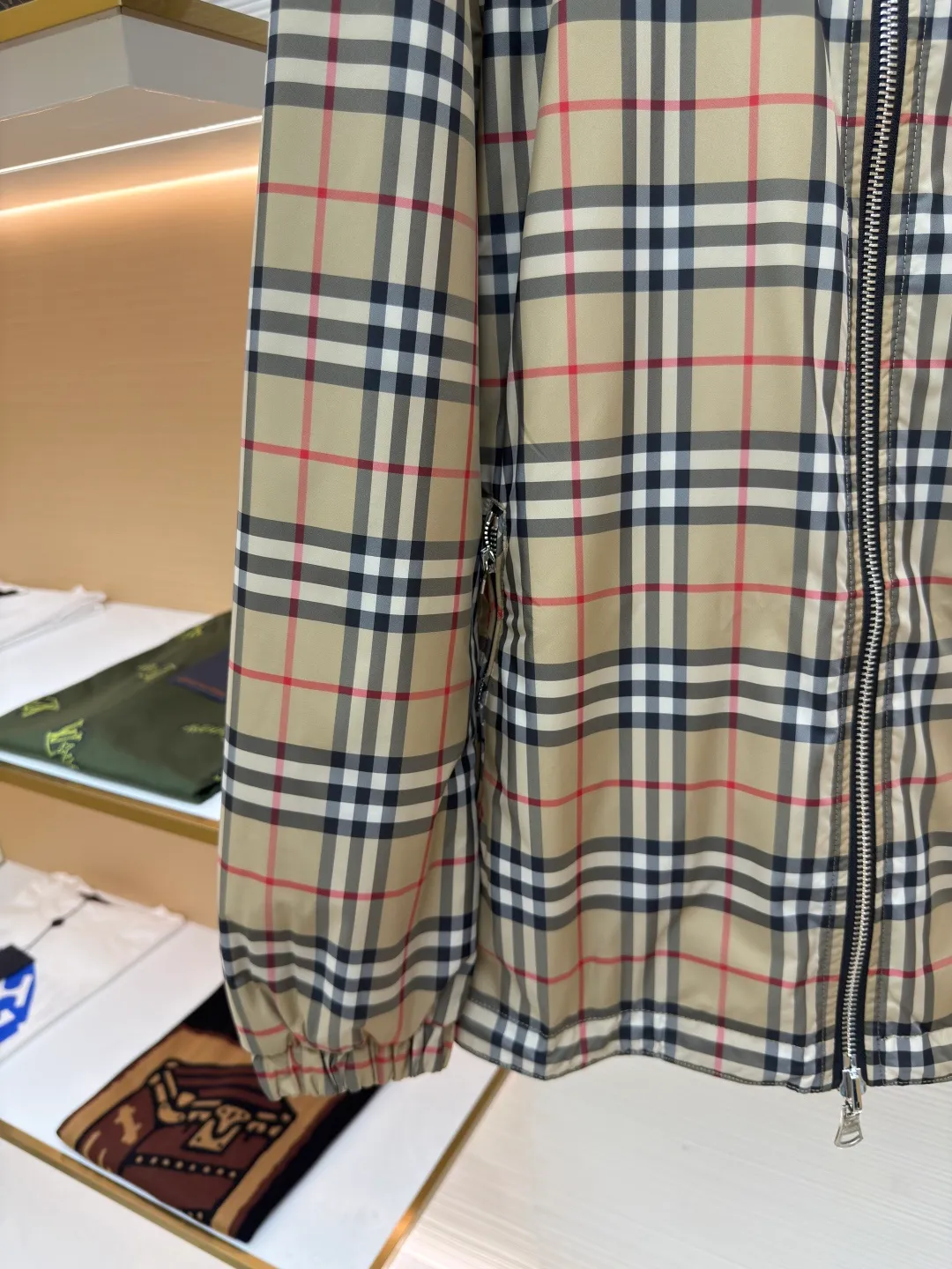 Burberry plaid double-sided jacket ●Original version: Purchased and developed at 5399 ●Item number: 1680695-B70 ●Fabric: Plaid fabric ●Technology: Positioned cutting machine production ●Version: Fitted version ●Weight: about 665 grams ●Size: The lattice of ready-made fabrics on the market is 1cm larger than the false gap at a glance. The front, back and hat positioning can 100% restore all alignment problems. Piece cutting and trimming cost a huge amount of labor time. The entire garment consists of two layers of fabric, the inner and outer layers, and a layer of fabric in the middle. There are three layers of fabric in total, and the fabric consumption is huge! All hardware accessories such as drawstrings, rubber stamps, zippers, etc. are all molded and customized. There is no pressure in and out of the counter. Feel free to compare. The maximum size can be worn up to 230 pounds. The overall wiring is straight and delicate, the fabric is comfortable and soft, and the color is consistent without color difference. It can be matched with the same style to create a fashionable look and control various occasions. Customized accessories, complete with three standards, same style for men and women!