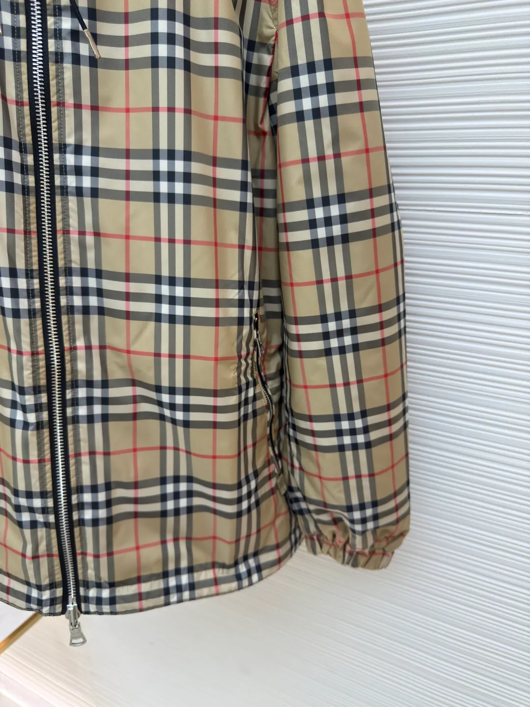 Burberry plaid double-sided jacket ●Original version: Purchased and developed at 5399 ●Item number: 1680695-B70 ●Fabric: Plaid fabric ●Technology: Positioned cutting machine production ●Version: Fitted version ●Weight: about 665 grams ●Size: The lattice of ready-made fabrics on the market is 1cm larger than the false gap at a glance. The front, back and hat positioning can 100% restore all alignment problems. Piece cutting and trimming cost a huge amount of labor time. The entire garment consists of two layers of fabric, the inner and outer layers, and a layer of fabric in the middle. There are three layers of fabric in total, and the fabric consumption is huge! All hardware accessories such as drawstrings, rubber stamps, zippers, etc. are all molded and customized. There is no pressure in and out of the counter. Feel free to compare. The maximum size can be worn up to 230 pounds. The overall wiring is straight and delicate, the fabric is comfortable and soft, and the color is consistent without color difference. It can be matched with the same style to create a fashionable look and control various occasions. Customized accessories, complete with three standards, same style for men and women!