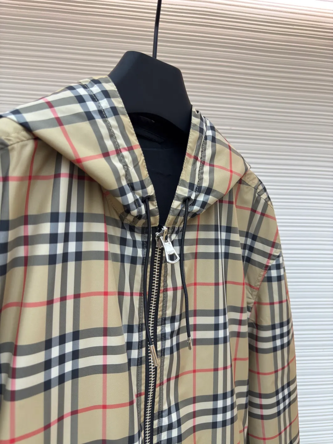 Burberry plaid double-sided jacket ●Original version: Purchased and developed at 5399 ●Item number: 1680695-B70 ●Fabric: Plaid fabric ●Technology: Positioned cutting machine production ●Version: Fitted version ●Weight: about 665 grams ●Size: The lattice of ready-made fabrics on the market is 1cm larger than the false gap at a glance. The front, back and hat positioning can 100% restore all alignment problems. Piece cutting and trimming cost a huge amount of labor time. The entire garment consists of two layers of fabric, the inner and outer layers, and a layer of fabric in the middle. There are three layers of fabric in total, and the fabric consumption is huge! All hardware accessories such as drawstrings, rubber stamps, zippers, etc. are all molded and customized. There is no pressure in and out of the counter. Feel free to compare. The maximum size can be worn up to 230 pounds. The overall wiring is straight and delicate, the fabric is comfortable and soft, and the color is consistent without color difference. It can be matched with the same style to create a fashionable look and control various occasions. Customized accessories, complete with three standards, same style for men and women!