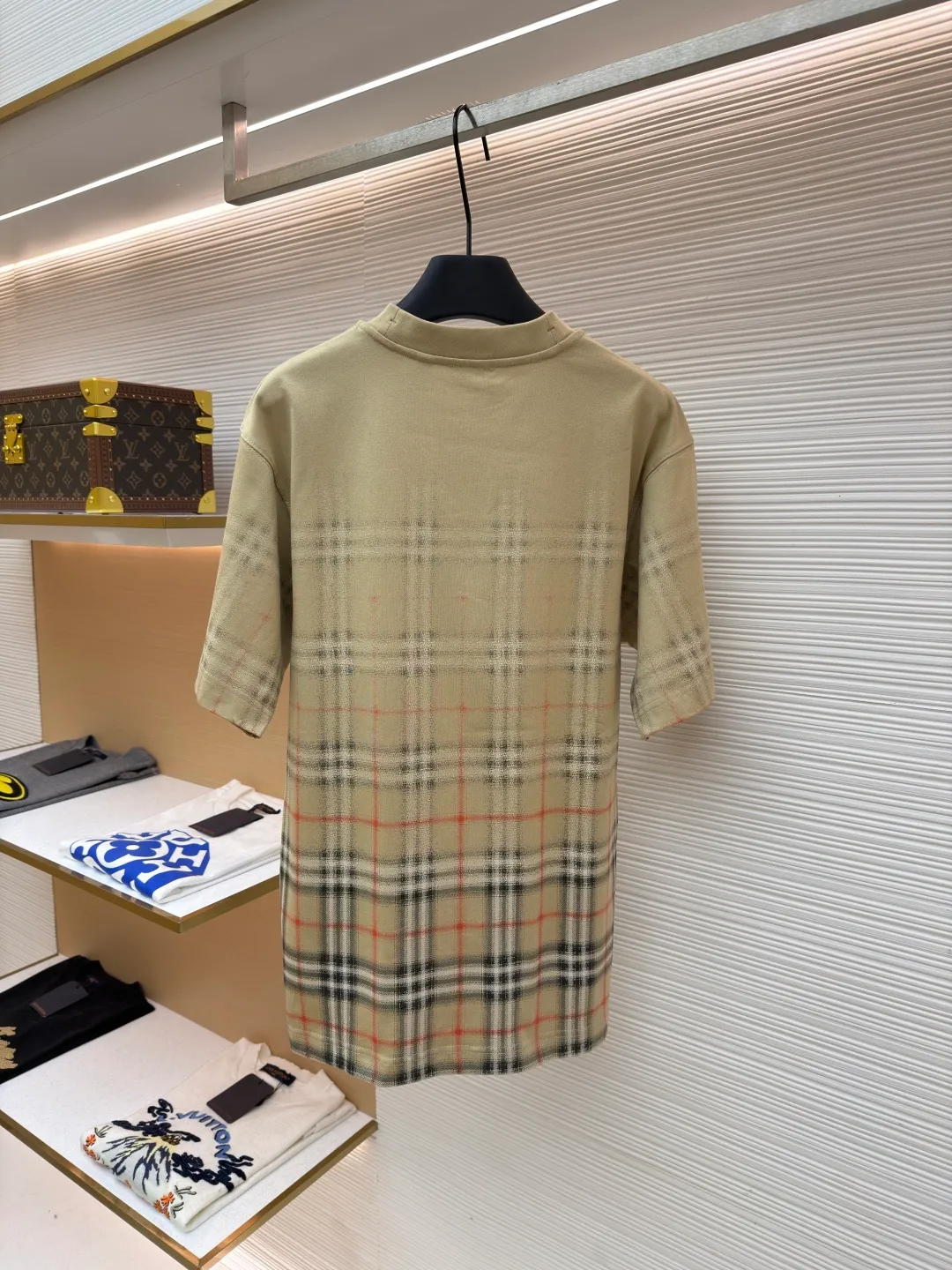 Burberry Gradient Plaid Round Neck Short Sleeve ●Original version: Purchased and developed by 2475 ●Item No.: 1682296-A20 ●Fabric: Plain cotton fabric ●Technology: High-density dot printing ●Color: Khaki ●Version: Fitted version ●Weight: about 260 grams ●Size: XS-S-M-L ●Description: Made of 15S special woven compact cotton with a weight of 230g/㎡; 32 high weight (340g) 1x1 ribs are used for the collar, ensuring excellent elastic recovery and deformation resistance of the collar, which is a key sign of high-quality T-shirts. Specially woven compact cotton applies compact spinning technology during the spinning process, which effectively reduces yarn hairiness and makes the yarn smoother and stronger. This gives the fabric an unusually dense structure, a smooth and smooth surface, and excellent pilling resistance, while retaining the softness and breathability of pure cotton. The weight of 230g is medium to heavy, ensuring that the T-shirt has good stiffness and drape, and is not easy to collapse. The pattern adopts an environmentally friendly high-density dot printing process. The advanced printing technology consists of extremely fine tiny color dots instead of large-area color blocks. Through high-precision screen printing, the environmentally friendly water-based slurry is transferred to the fabric in the form of dots. Its core function and feature is to achieve delicate color gradients: by controlling the density and superposition of dots of different colors, a soft, natural, step-free gradient effect can be created, perfectly realizing the natural blend of plaid and solid colors. Keep the fabric breathable and soft: Due to the dot distribution rather than full-width coverage, the printed area maintains the original breathability and soft touch of the fabric, without a filmy or hardened feel. Using environmentally friendly slurry, it has high color fastness and good washing resistance. The overall wiring is straight and delicate, the fabric is comfortable and soft, and the color is consistent without color difference. It can be matched with the same style to create a fashionable look and control various occasions. Customized accessories, complete with three standards, same style for men and women!
