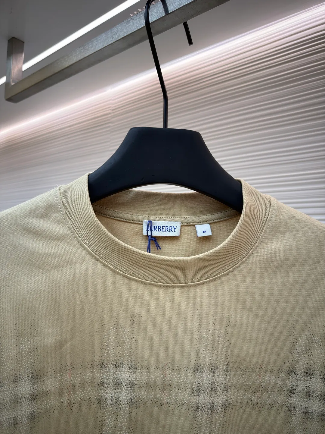 Burberry Gradient Plaid Round Neck Short Sleeve ●Original version: Purchased and developed by 2475 ●Item No.: 1682296-A20 ●Fabric: Plain cotton fabric ●Technology: High-density dot printing ●Color: Khaki ●Version: Fitted version ●Weight: about 260 grams ●Size: XS-S-M-L ●Description: Made of 15S special woven compact cotton with a weight of 230g/㎡; 32 high weight (340g) 1x1 ribs are used for the collar, ensuring excellent elastic recovery and deformation resistance of the collar, which is a key sign of high-quality T-shirts. Specially woven compact cotton applies compact spinning technology during the spinning process, which effectively reduces yarn hairiness and makes the yarn smoother and stronger. This gives the fabric an unusually dense structure, a smooth and smooth surface, and excellent pilling resistance, while retaining the softness and breathability of pure cotton. The weight of 230g is medium to heavy, ensuring that the T-shirt has good stiffness and drape, and is not easy to collapse. The pattern adopts an environmentally friendly high-density dot printing process. The advanced printing technology consists of extremely fine tiny color dots instead of large-area color blocks. Through high-precision screen printing, the environmentally friendly water-based slurry is transferred to the fabric in the form of dots. Its core function and feature is to achieve delicate color gradients: by controlling the density and superposition of dots of different colors, a soft, natural, step-free gradient effect can be created, perfectly realizing the natural blend of plaid and solid colors. Keep the fabric breathable and soft: Due to the dot distribution rather than full-width coverage, the printed area maintains the original breathability and soft touch of the fabric, without a filmy or hardened feel. Using environmentally friendly slurry, it has high color fastness and good washing resistance. The overall wiring is straight and delicate, the fabric is comfortable and soft, and the color is consistent without color difference. It can be matched with the same style to create a fashionable look and control various occasions. Customized accessories, complete with three standards, same style for men and women!