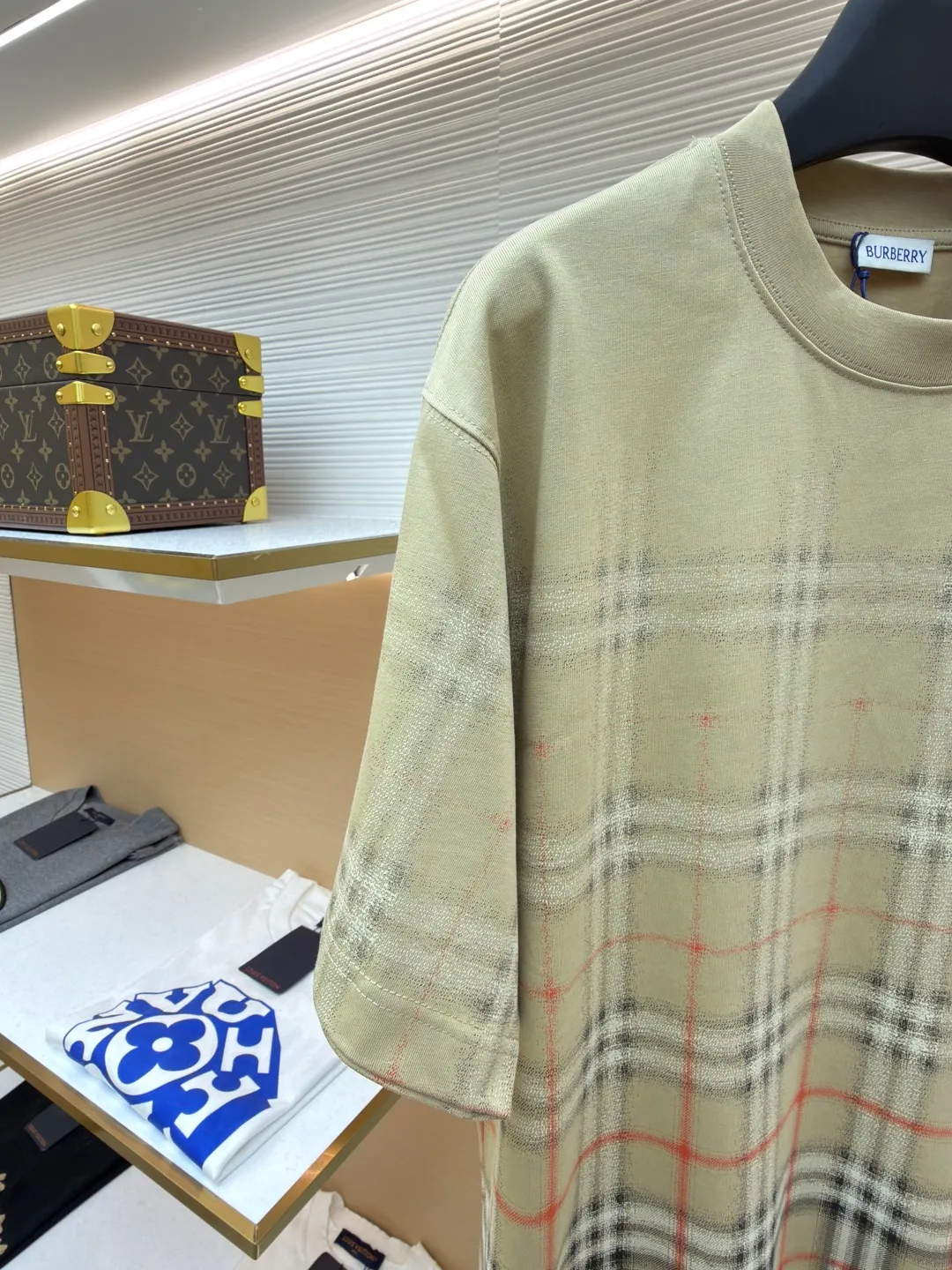 Burberry Gradient Plaid Round Neck Short Sleeve ●Original version: Purchased and developed by 2475 ●Item No.: 1682296-A20 ●Fabric: Plain cotton fabric ●Technology: High-density dot printing ●Color: Khaki ●Version: Fitted version ●Weight: about 260 grams ●Size: XS-S-M-L ●Description: Made of 15S special woven compact cotton with a weight of 230g/㎡; 32 high weight (340g) 1x1 ribs are used for the collar, ensuring excellent elastic recovery and deformation resistance of the collar, which is a key sign of high-quality T-shirts. Specially woven compact cotton applies compact spinning technology during the spinning process, which effectively reduces yarn hairiness and makes the yarn smoother and stronger. This gives the fabric an unusually dense structure, a smooth and smooth surface, and excellent pilling resistance, while retaining the softness and breathability of pure cotton. The weight of 230g is medium to heavy, ensuring that the T-shirt has good stiffness and drape, and is not easy to collapse. The pattern adopts an environmentally friendly high-density dot printing process. The advanced printing technology consists of extremely fine tiny color dots instead of large-area color blocks. Through high-precision screen printing, the environmentally friendly water-based slurry is transferred to the fabric in the form of dots. Its core function and feature is to achieve delicate color gradients: by controlling the density and superposition of dots of different colors, a soft, natural, step-free gradient effect can be created, perfectly realizing the natural blend of plaid and solid colors. Keep the fabric breathable and soft: Due to the dot distribution rather than full-width coverage, the printed area maintains the original breathability and soft touch of the fabric, without a filmy or hardened feel. Using environmentally friendly slurry, it has high color fastness and good washing resistance. The overall wiring is straight and delicate, the fabric is comfortable and soft, and the color is consistent without color difference. It can be matched with the same style to create a fashionable look and control various occasions. Customized accessories, complete with three standards, same style for men and women!