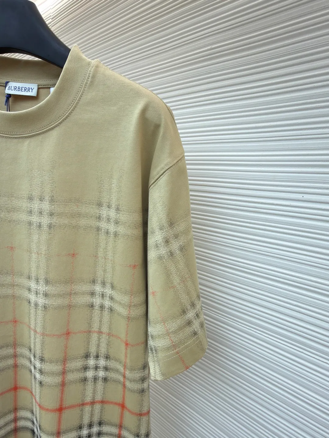 Burberry Gradient Plaid Round Neck Short Sleeve ●Original version: Purchased and developed by 2475 ●Item No.: 1682296-A20 ●Fabric: Plain cotton fabric ●Technology: High-density dot printing ●Color: Khaki ●Version: Fitted version ●Weight: about 260 grams ●Size: XS-S-M-L ●Description: Made of 15S special woven compact cotton with a weight of 230g/㎡; 32 high weight (340g) 1x1 ribs are used for the collar, ensuring excellent elastic recovery and deformation resistance of the collar, which is a key sign of high-quality T-shirts. Specially woven compact cotton applies compact spinning technology during the spinning process, which effectively reduces yarn hairiness and makes the yarn smoother and stronger. This gives the fabric an unusually dense structure, a smooth and smooth surface, and excellent pilling resistance, while retaining the softness and breathability of pure cotton. The weight of 230g is medium to heavy, ensuring that the T-shirt has good stiffness and drape, and is not easy to collapse. The pattern adopts an environmentally friendly high-density dot printing process. The advanced printing technology consists of extremely fine tiny color dots instead of large-area color blocks. Through high-precision screen printing, the environmentally friendly water-based slurry is transferred to the fabric in the form of dots. Its core function and feature is to achieve delicate color gradients: by controlling the density and superposition of dots of different colors, a soft, natural, step-free gradient effect can be created, perfectly realizing the natural blend of plaid and solid colors. Keep the fabric breathable and soft: Due to the dot distribution rather than full-width coverage, the printed area maintains the original breathability and soft touch of the fabric, without a filmy or hardened feel. Using environmentally friendly slurry, it has high color fastness and good washing resistance. The overall wiring is straight and delicate, the fabric is comfortable and soft, and the color is consistent without color difference. It can be matched with the same style to create a fashionable look and control various occasions. Customized accessories, complete with three standards, same style for men and women!