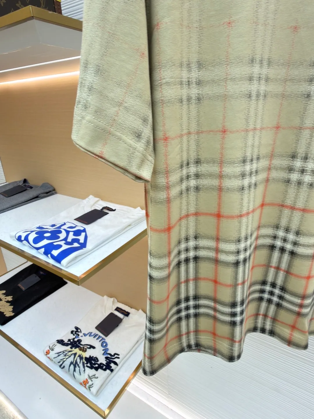 Burberry Gradient Plaid Round Neck Short Sleeve ●Original version: Purchased and developed by 2475 ●Item No.: 1682296-A20 ●Fabric: Plain cotton fabric ●Technology: High-density dot printing ●Color: Khaki ●Version: Fitted version ●Weight: about 260 grams ●Size: XS-S-M-L ●Description: Made of 15S special woven compact cotton with a weight of 230g/㎡; 32 high weight (340g) 1x1 ribs are used for the collar, ensuring excellent elastic recovery and deformation resistance of the collar, which is a key sign of high-quality T-shirts. Specially woven compact cotton applies compact spinning technology during the spinning process, which effectively reduces yarn hairiness and makes the yarn smoother and stronger. This gives the fabric an unusually dense structure, a smooth and smooth surface, and excellent pilling resistance, while retaining the softness and breathability of pure cotton. The weight of 230g is medium to heavy, ensuring that the T-shirt has good stiffness and drape, and is not easy to collapse. The pattern adopts an environmentally friendly high-density dot printing process. The advanced printing technology consists of extremely fine tiny color dots instead of large-area color blocks. Through high-precision screen printing, the environmentally friendly water-based slurry is transferred to the fabric in the form of dots. Its core function and feature is to achieve delicate color gradients: by controlling the density and superposition of dots of different colors, a soft, natural, step-free gradient effect can be created, perfectly realizing the natural blend of plaid and solid colors. Keep the fabric breathable and soft: Due to the dot distribution rather than full-width coverage, the printed area maintains the original breathability and soft touch of the fabric, without a filmy or hardened feel. Using environmentally friendly slurry, it has high color fastness and good washing resistance. The overall wiring is straight and delicate, the fabric is comfortable and soft, and the color is consistent without color difference. It can be matched with the same style to create a fashionable look and control various occasions. Customized accessories, complete with three standards, same style for men and women!