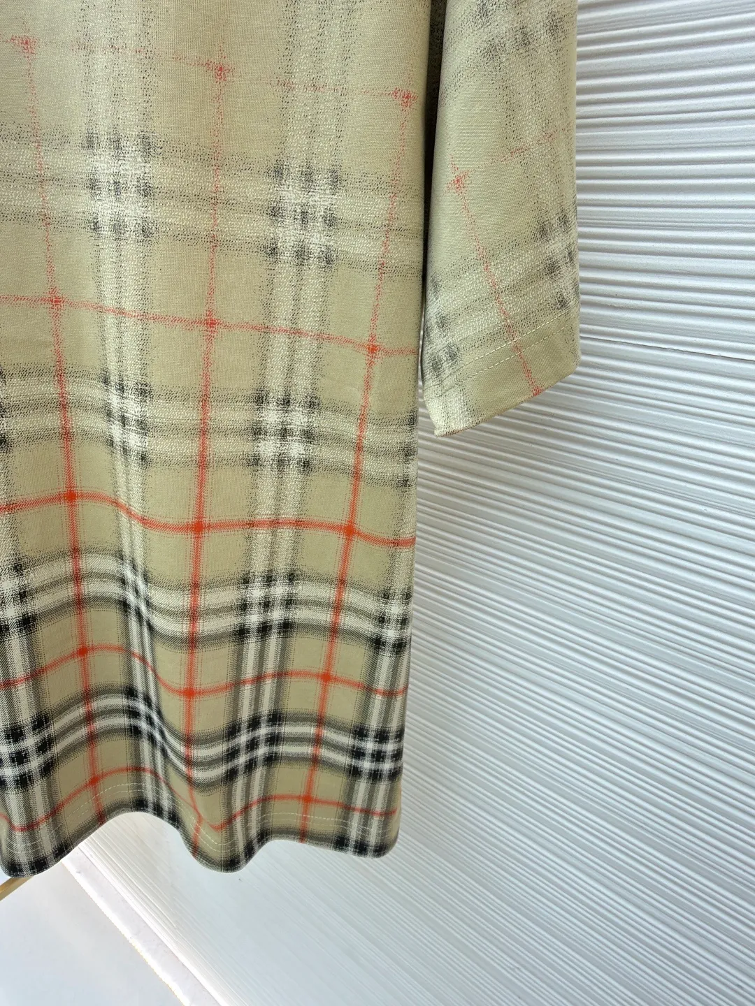 Burberry Gradient Plaid Round Neck Short Sleeve ●Original version: Purchased and developed by 2475 ●Item No.: 1682296-A20 ●Fabric: Plain cotton fabric ●Technology: High-density dot printing ●Color: Khaki ●Version: Fitted version ●Weight: about 260 grams ●Size: XS-S-M-L ●Description: Made of 15S special woven compact cotton with a weight of 230g/㎡; 32 high weight (340g) 1x1 ribs are used for the collar, ensuring excellent elastic recovery and deformation resistance of the collar, which is a key sign of high-quality T-shirts. Specially woven compact cotton applies compact spinning technology during the spinning process, which effectively reduces yarn hairiness and makes the yarn smoother and stronger. This gives the fabric an unusually dense structure, a smooth and smooth surface, and excellent pilling resistance, while retaining the softness and breathability of pure cotton. The weight of 230g is medium to heavy, ensuring that the T-shirt has good stiffness and drape, and is not easy to collapse. The pattern adopts an environmentally friendly high-density dot printing process. The advanced printing technology consists of extremely fine tiny color dots instead of large-area color blocks. Through high-precision screen printing, the environmentally friendly water-based slurry is transferred to the fabric in the form of dots. Its core function and feature is to achieve delicate color gradients: by controlling the density and superposition of dots of different colors, a soft, natural, step-free gradient effect can be created, perfectly realizing the natural blend of plaid and solid colors. Keep the fabric breathable and soft: Due to the dot distribution rather than full-width coverage, the printed area maintains the original breathability and soft touch of the fabric, without a filmy or hardened feel. Using environmentally friendly slurry, it has high color fastness and good washing resistance. The overall wiring is straight and delicate, the fabric is comfortable and soft, and the color is consistent without color difference. It can be matched with the same style to create a fashionable look and control various occasions. Customized accessories, complete with three standards, same style for men and women!