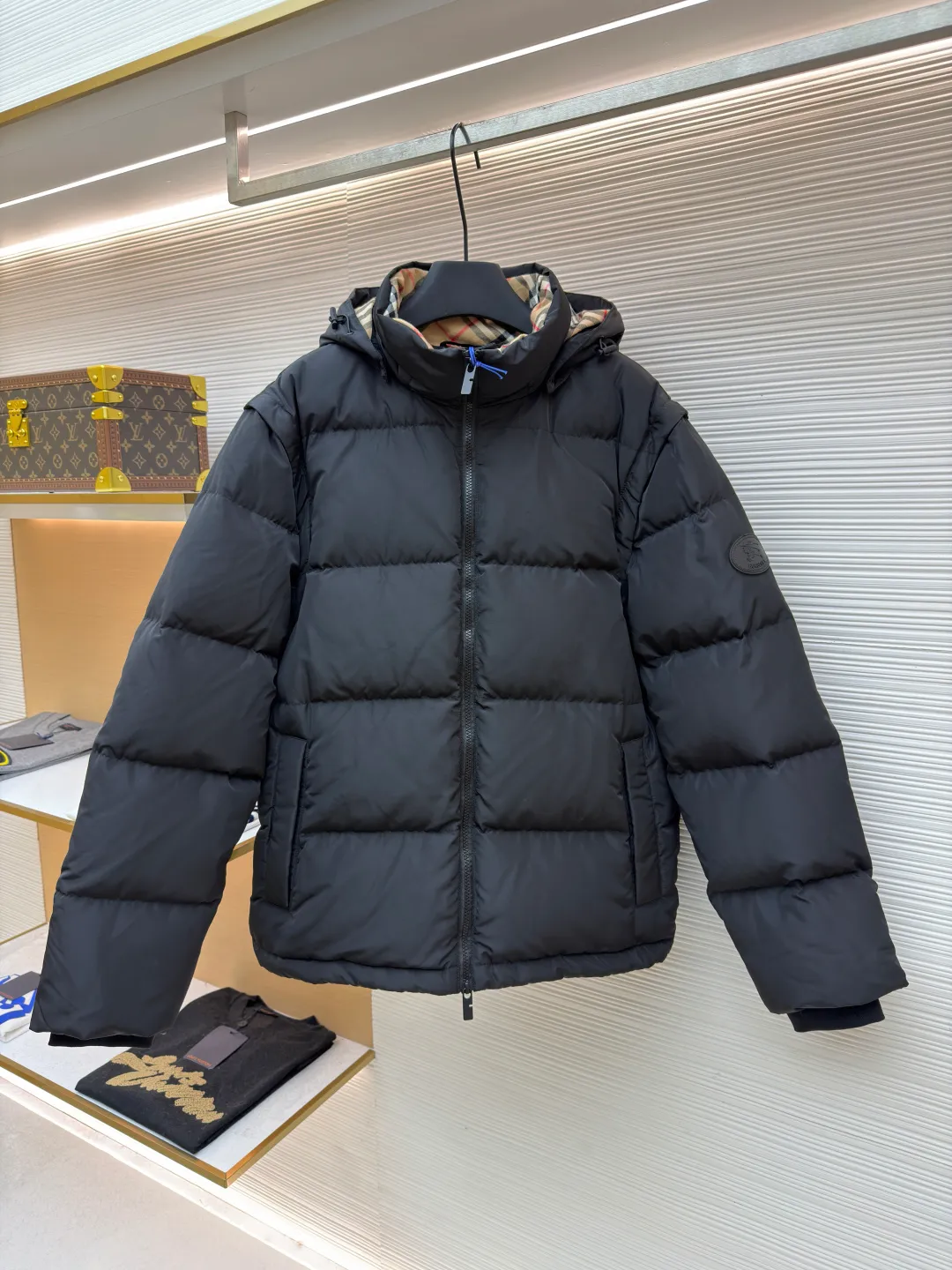 Burberry removable sleeve down jacket ●Original version: Purchased and developed by 10153 ●Item number: 1681917-E00 ●Material: white duck down fabric ●Technology: mechanical down filling ●Color: black ●Version: fitted version ●Weight: about 1125 grams ●Size: S-M-L-XL ●Description: Use laser cutting technology to ensure the accuracy and neatness of the edges of the pieces. Consider the distribution of down filling when cutting to ensure even warmth in each part. The plaid alignment in the hat is also 1:1 restored and quilted using a CNC quilting machine to ensure uniform and beautiful quilting lines. The quilting thread uses high-strength nylon thread with a color similar to the outer fabric to maintain the overall beauty. The overall wiring is straight and delicate, the fabric is comfortable and soft, and the color is consistent without color difference. It can be matched with the same style to create a fashionable look and control various occasions. Customized accessories, complete with three standards, same style for men and women!