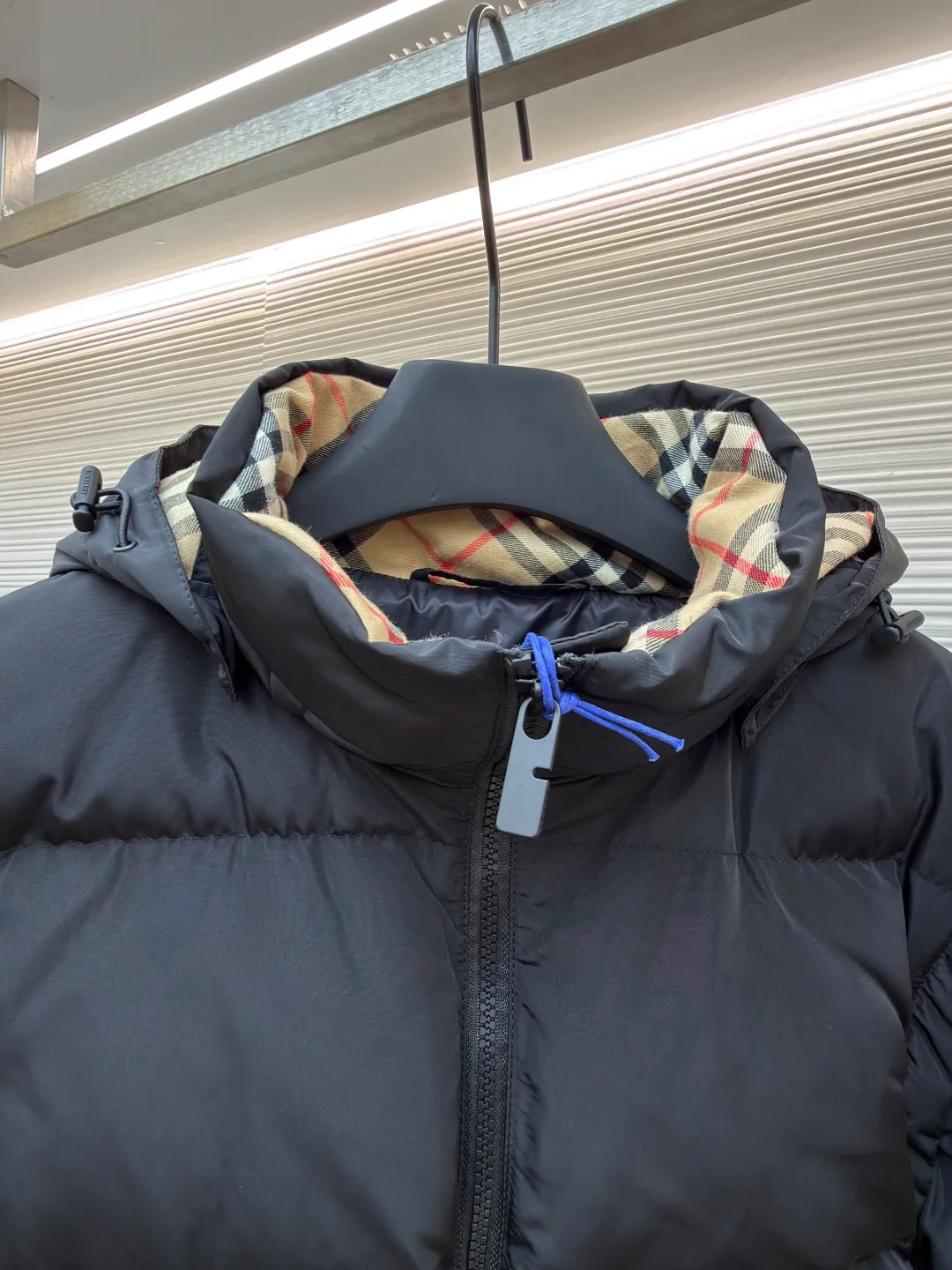 Burberry removable sleeve down jacket ●Original version: Purchased and developed by 10153 ●Item number: 1681917-E00 ●Material: white duck down fabric ●Technology: mechanical down filling ●Color: black ●Version: fitted version ●Weight: about 1125 grams ●Size: S-M-L-XL ●Description: Use laser cutting technology to ensure the accuracy and neatness of the edges of the pieces. Consider the distribution of down filling when cutting to ensure even warmth in each part. The plaid alignment in the hat is also 1:1 restored and quilted using a CNC quilting machine to ensure uniform and beautiful quilting lines. The quilting thread uses high-strength nylon thread with a color similar to the outer fabric to maintain the overall beauty. The overall wiring is straight and delicate, the fabric is comfortable and soft, and the color is consistent without color difference. It can be matched with the same style to create a fashionable look and control various occasions. Customized accessories, complete with three standards, same style for men and women!
