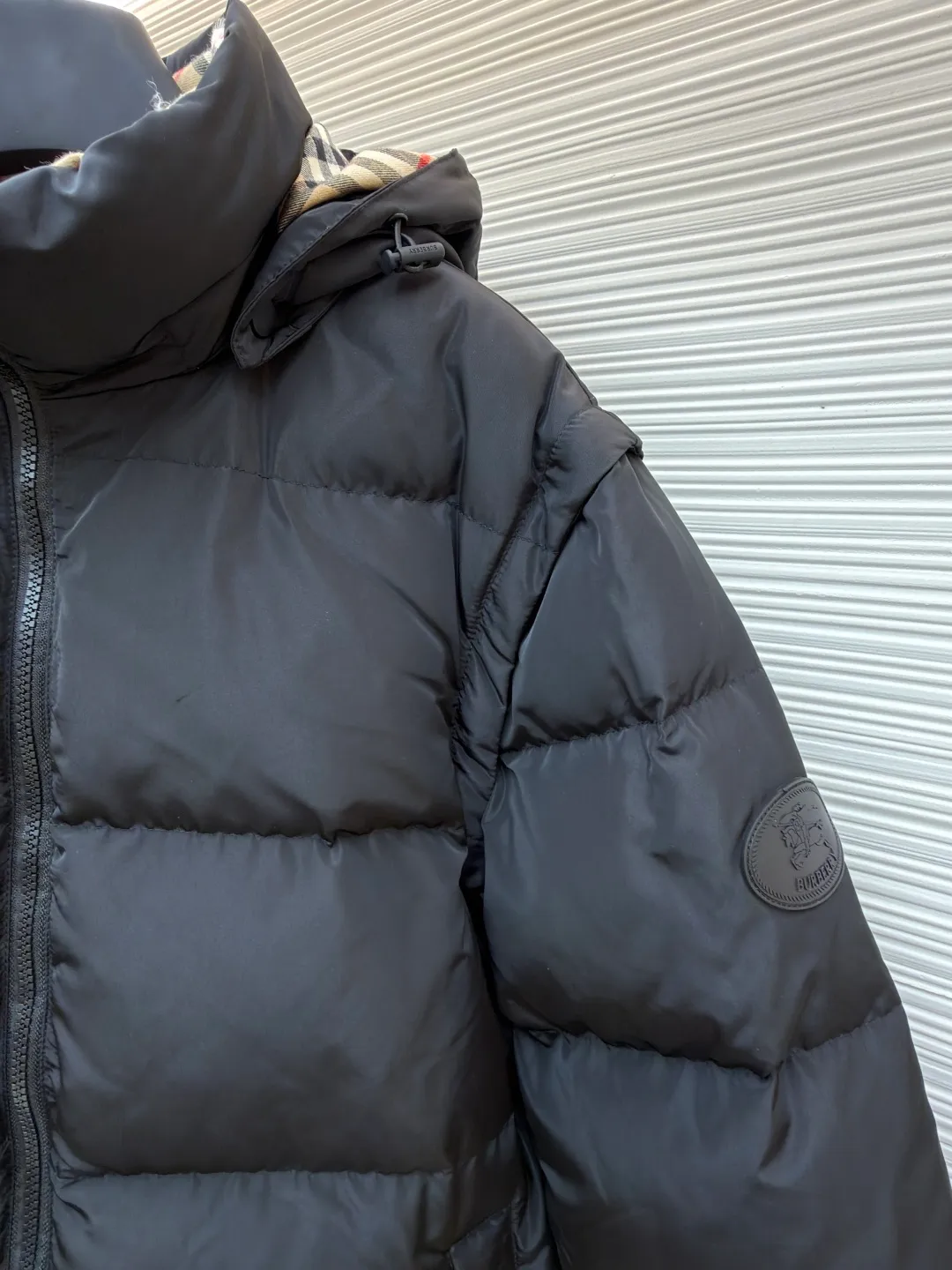 Burberry removable sleeve down jacket ●Original version: Purchased and developed by 10153 ●Item number: 1681917-E00 ●Material: white duck down fabric ●Technology: mechanical down filling ●Color: black ●Version: fitted version ●Weight: about 1125 grams ●Size: S-M-L-XL ●Description: Use laser cutting technology to ensure the accuracy and neatness of the edges of the pieces. Consider the distribution of down filling when cutting to ensure even warmth in each part. The plaid alignment in the hat is also 1:1 restored and quilted using a CNC quilting machine to ensure uniform and beautiful quilting lines. The quilting thread uses high-strength nylon thread with a color similar to the outer fabric to maintain the overall beauty. The overall wiring is straight and delicate, the fabric is comfortable and soft, and the color is consistent without color difference. It can be matched with the same style to create a fashionable look and control various occasions. Customized accessories, complete with three standards, same style for men and women!