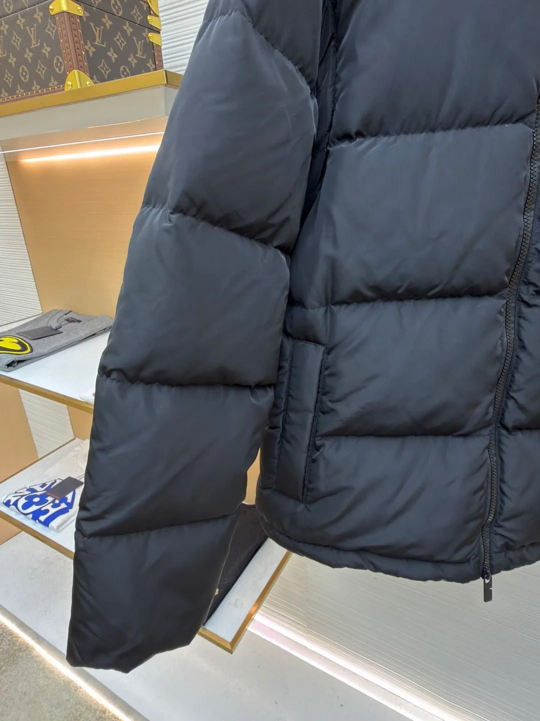 Burberry removable sleeve down jacket ●Original version: Purchased and developed by 10153 ●Item number: 1681917-E00 ●Material: white duck down fabric ●Technology: mechanical down filling ●Color: black ●Version: fitted version ●Weight: about 1125 grams ●Size: S-M-L-XL ●Description: Use laser cutting technology to ensure the accuracy and neatness of the edges of the pieces. Consider the distribution of down filling when cutting to ensure even warmth in each part. The plaid alignment in the hat is also 1:1 restored and quilted using a CNC quilting machine to ensure uniform and beautiful quilting lines. The quilting thread uses high-strength nylon thread with a color similar to the outer fabric to maintain the overall beauty. The overall wiring is straight and delicate, the fabric is comfortable and soft, and the color is consistent without color difference. It can be matched with the same style to create a fashionable look and control various occasions. Customized accessories, complete with three standards, same style for men and women!