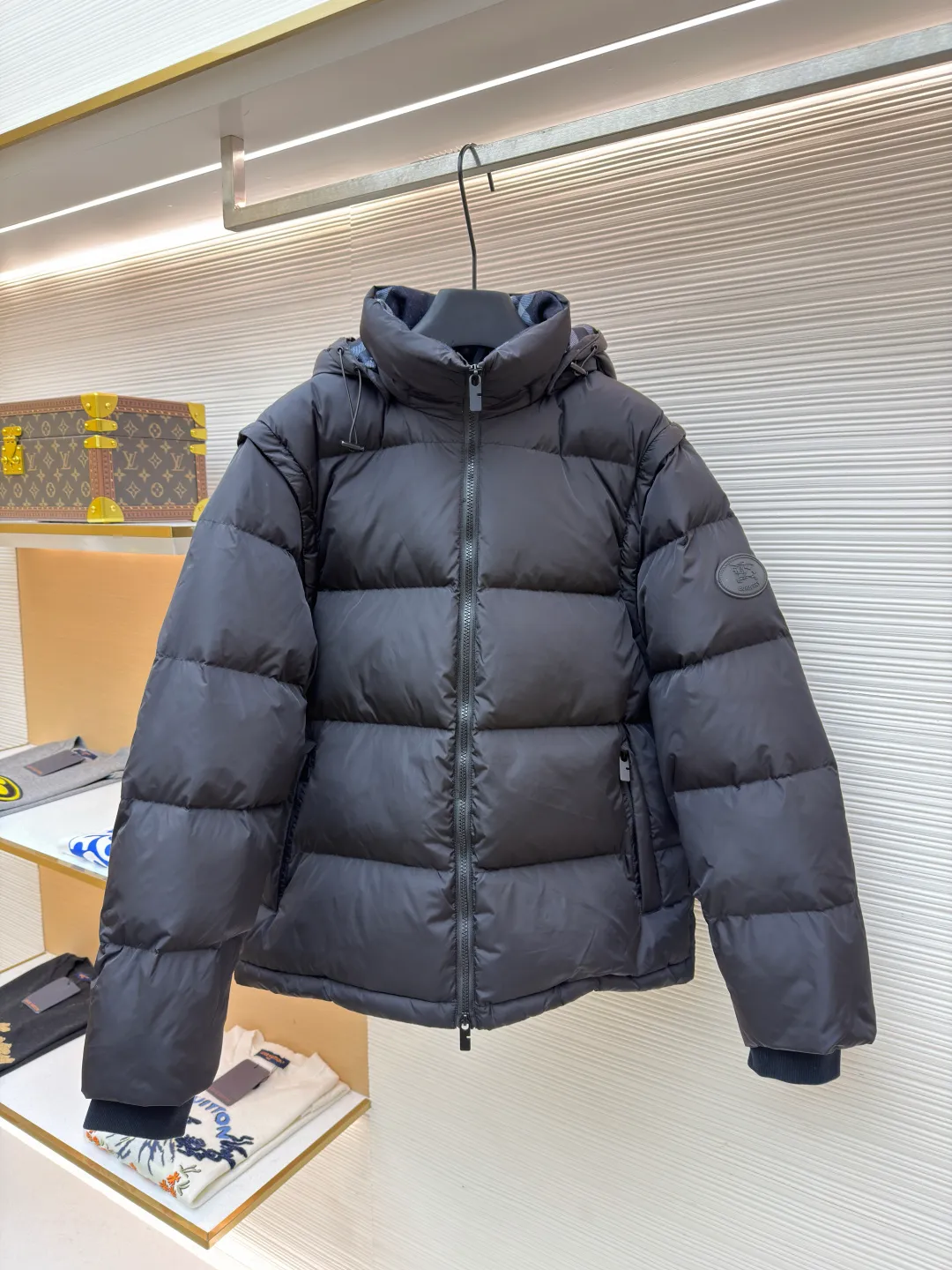 Burberry detachable sleeve down jacket ●Original version: purchased and developed by 13064 ●Item number: 1682184-C85 ●Fabric: goose down fabric ●Technology: mechanical down filling ●Color: black ●Version: fitted version ●Weight: about 1090 grams ●Size: S-M-L-XL ●Description: Filled with goose down and thermal fiber. Decorated with the brand's knight's seal appliqué, inspired by archival graphics from the 1980s. Incorporating detachable sleeve design, you can freely switch between jacket and vest styles. Featuring a relaxed fit, the detachable hood and collar are lined in wool and accented with Burberry check. Two-way zip closure and detachable drawstring hood. Detachable sleeves Side zip pockets Drawstring hem Windproof cuffs Burberry check lining on hood and collar Knight seal appliqué on sleeves. The overall wiring is straight and delicate, the fabric is comfortable and soft, and the color is consistent without color difference. It can be matched with the same style to create a fashionable look and control various occasions. Customized accessories, complete with three standards, same style for men and women!