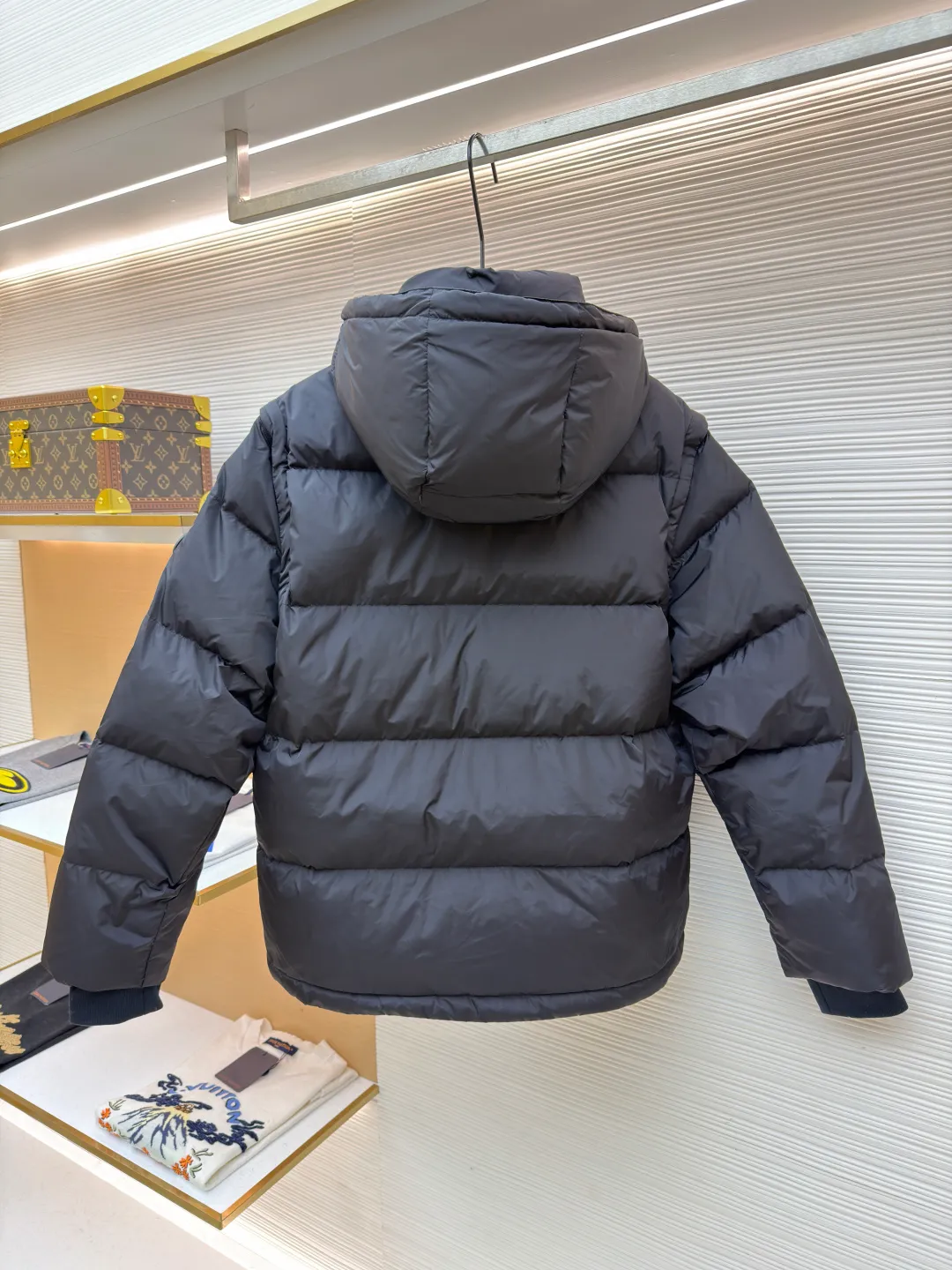 Burberry detachable sleeve down jacket ●Original version: purchased and developed by 13064 ●Item number: 1682184-C85 ●Fabric: goose down fabric ●Technology: mechanical down filling ●Color: black ●Version: fitted version ●Weight: about 1090 grams ●Size: S-M-L-XL ●Description: Filled with goose down and thermal fiber. Decorated with the brand's knight's seal appliqué, inspired by archival graphics from the 1980s. Incorporating detachable sleeve design, you can freely switch between jacket and vest styles. Featuring a relaxed fit, the detachable hood and collar are lined in wool and accented with Burberry check. Two-way zip closure and detachable drawstring hood. Detachable sleeves Side zip pockets Drawstring hem Windproof cuffs Burberry check lining on hood and collar Knight seal appliqué on sleeves. The overall wiring is straight and delicate, the fabric is comfortable and soft, and the color is consistent without color difference. It can be matched with the same style to create a fashionable look and control various occasions. Customized accessories, complete with three standards, same style for men and women!