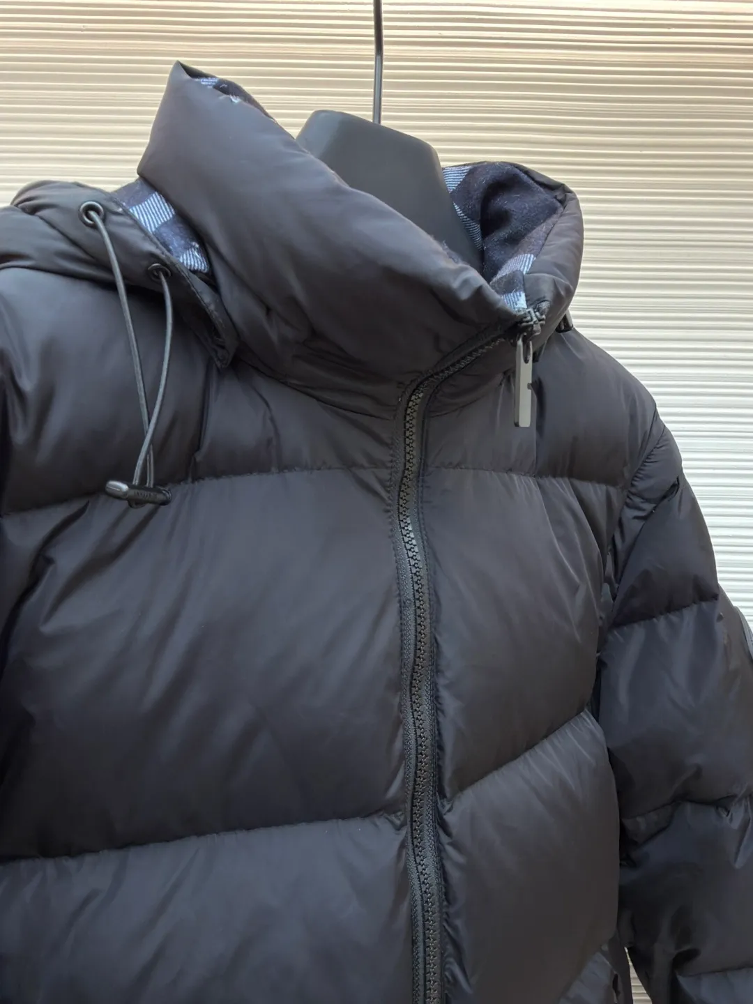 Burberry detachable sleeve down jacket ●Original version: purchased and developed by 13064 ●Item number: 1682184-C85 ●Fabric: goose down fabric ●Technology: mechanical down filling ●Color: black ●Version: fitted version ●Weight: about 1090 grams ●Size: S-M-L-XL ●Description: Filled with goose down and thermal fiber. Decorated with the brand's knight's seal appliqué, inspired by archival graphics from the 1980s. Incorporating detachable sleeve design, you can freely switch between jacket and vest styles. Featuring a relaxed fit, the detachable hood and collar are lined in wool and accented with Burberry check. Two-way zip closure and detachable drawstring hood. Detachable sleeves Side zip pockets Drawstring hem Windproof cuffs Burberry check lining on hood and collar Knight seal appliqué on sleeves. The overall wiring is straight and delicate, the fabric is comfortable and soft, and the color is consistent without color difference. It can be matched with the same style to create a fashionable look and control various occasions. Customized accessories, complete with three standards, same style for men and women!