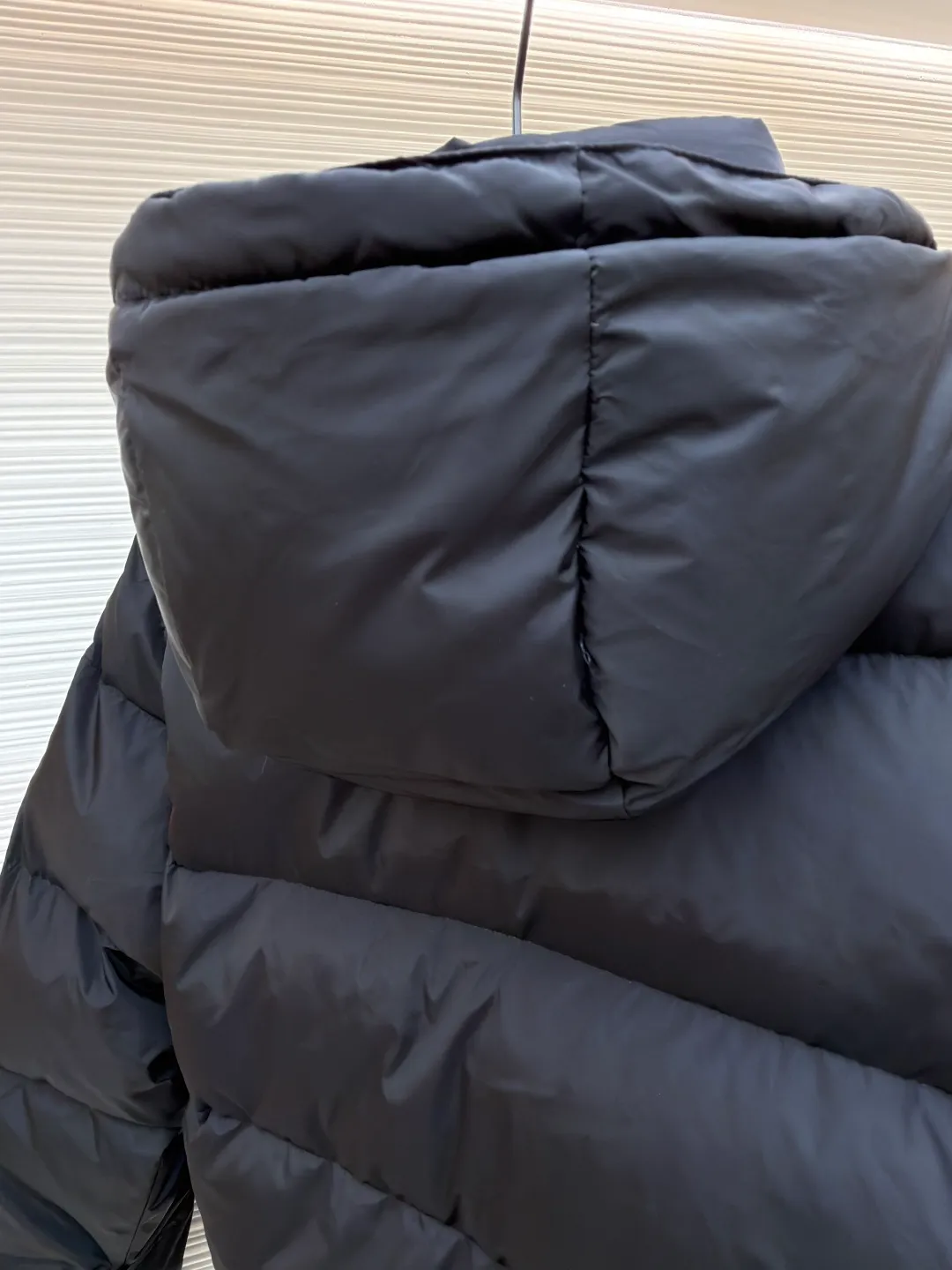 Burberry detachable sleeve down jacket ●Original version: purchased and developed by 13064 ●Item number: 1682184-C85 ●Fabric: goose down fabric ●Technology: mechanical down filling ●Color: black ●Version: fitted version ●Weight: about 1090 grams ●Size: S-M-L-XL ●Description: Filled with goose down and thermal fiber. Decorated with the brand's knight's seal appliqué, inspired by archival graphics from the 1980s. Incorporating detachable sleeve design, you can freely switch between jacket and vest styles. Featuring a relaxed fit, the detachable hood and collar are lined in wool and accented with Burberry check. Two-way zip closure and detachable drawstring hood. Detachable sleeves Side zip pockets Drawstring hem Windproof cuffs Burberry check lining on hood and collar Knight seal appliqué on sleeves. The overall wiring is straight and delicate, the fabric is comfortable and soft, and the color is consistent without color difference. It can be matched with the same style to create a fashionable look and control various occasions. Customized accessories, complete with three standards, same style for men and women!