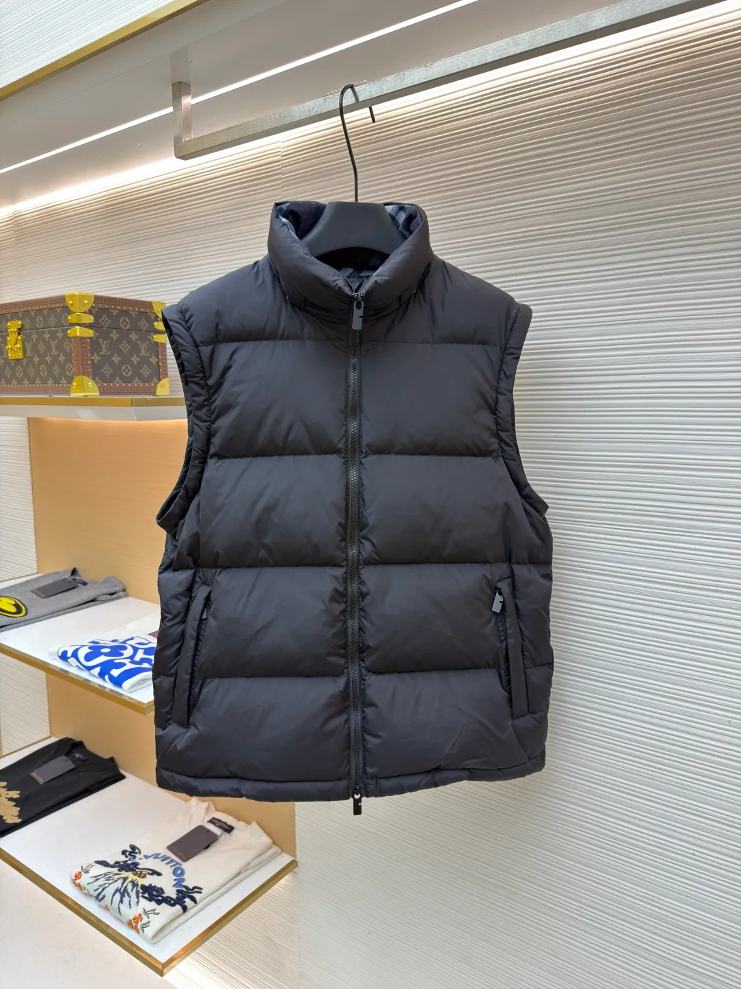 Burberry detachable sleeve down jacket ●Original version: purchased and developed by 13064 ●Item number: 1682184-C85 ●Fabric: goose down fabric ●Technology: mechanical down filling ●Color: black ●Version: fitted version ●Weight: about 1090 grams ●Size: S-M-L-XL ●Description: Filled with goose down and thermal fiber. Decorated with the brand's knight's seal appliqué, inspired by archival graphics from the 1980s. Incorporating detachable sleeve design, you can freely switch between jacket and vest styles. Featuring a relaxed fit, the detachable hood and collar are lined in wool and accented with Burberry check. Two-way zip closure and detachable drawstring hood. Detachable sleeves Side zip pockets Drawstring hem Windproof cuffs Burberry check lining on hood and collar Knight seal appliqué on sleeves. The overall wiring is straight and delicate, the fabric is comfortable and soft, and the color is consistent without color difference. It can be matched with the same style to create a fashionable look and control various occasions. Customized accessories, complete with three standards, same style for men and women!