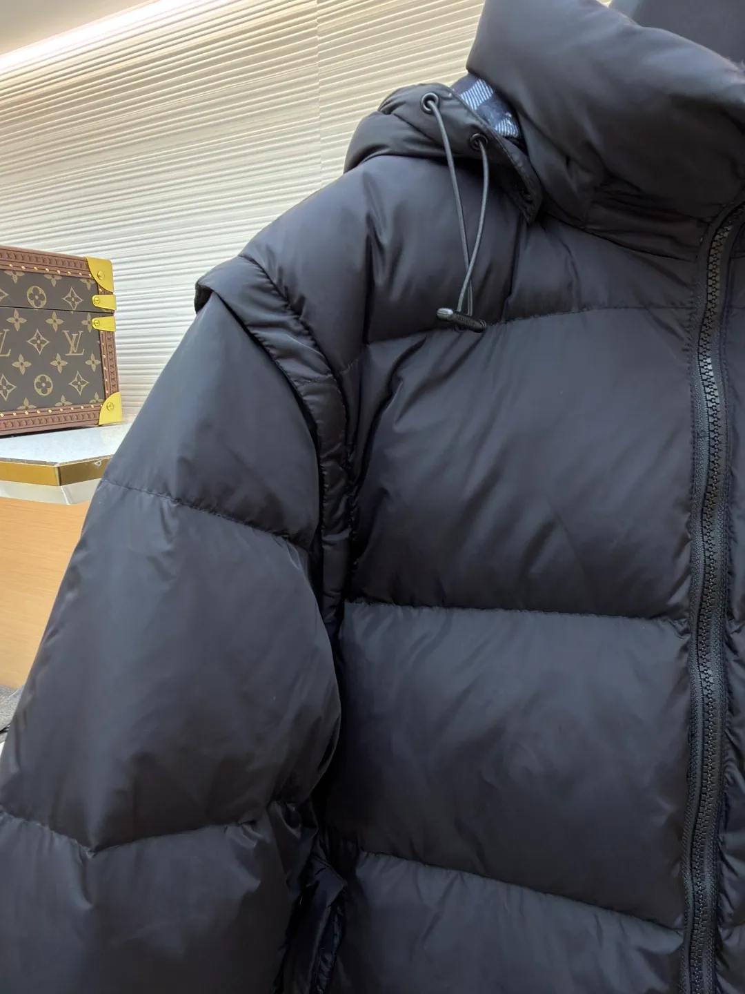 Burberry detachable sleeve down jacket ●Original version: purchased and developed by 13064 ●Item number: 1682184-C85 ●Fabric: goose down fabric ●Technology: mechanical down filling ●Color: black ●Version: fitted version ●Weight: about 1090 grams ●Size: S-M-L-XL ●Description: Filled with goose down and thermal fiber. Decorated with the brand's knight's seal appliqué, inspired by archival graphics from the 1980s. Incorporating detachable sleeve design, you can freely switch between jacket and vest styles. Featuring a relaxed fit, the detachable hood and collar are lined in wool and accented with Burberry check. Two-way zip closure and detachable drawstring hood. Detachable sleeves Side zip pockets Drawstring hem Windproof cuffs Burberry check lining on hood and collar Knight seal appliqué on sleeves. The overall wiring is straight and delicate, the fabric is comfortable and soft, and the color is consistent without color difference. It can be matched with the same style to create a fashionable look and control various occasions. Customized accessories, complete with three standards, same style for men and women!