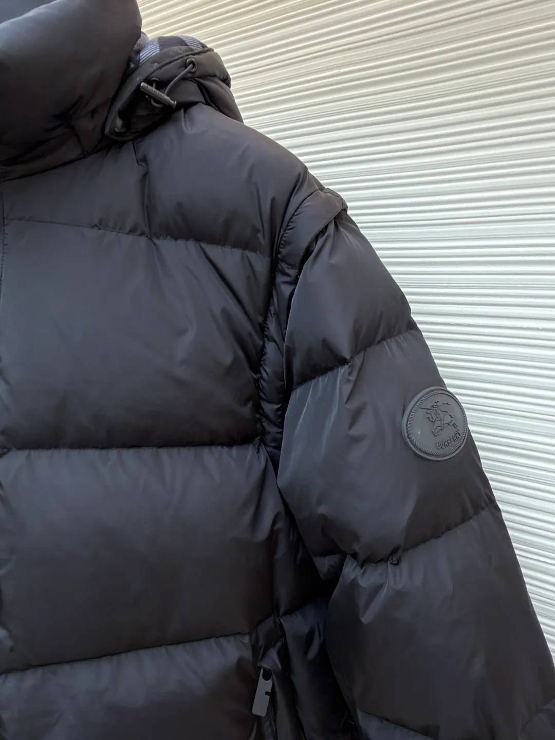 Burberry detachable sleeve down jacket ●Original version: purchased and developed by 13064 ●Item number: 1682184-C85 ●Fabric: goose down fabric ●Technology: mechanical down filling ●Color: black ●Version: fitted version ●Weight: about 1090 grams ●Size: S-M-L-XL ●Description: Filled with goose down and thermal fiber. Decorated with the brand's knight's seal appliqué, inspired by archival graphics from the 1980s. Incorporating detachable sleeve design, you can freely switch between jacket and vest styles. Featuring a relaxed fit, the detachable hood and collar are lined in wool and accented with Burberry check. Two-way zip closure and detachable drawstring hood. Detachable sleeves Side zip pockets Drawstring hem Windproof cuffs Burberry check lining on hood and collar Knight seal appliqué on sleeves. The overall wiring is straight and delicate, the fabric is comfortable and soft, and the color is consistent without color difference. It can be matched with the same style to create a fashionable look and control various occasions. Customized accessories, complete with three standards, same style for men and women!