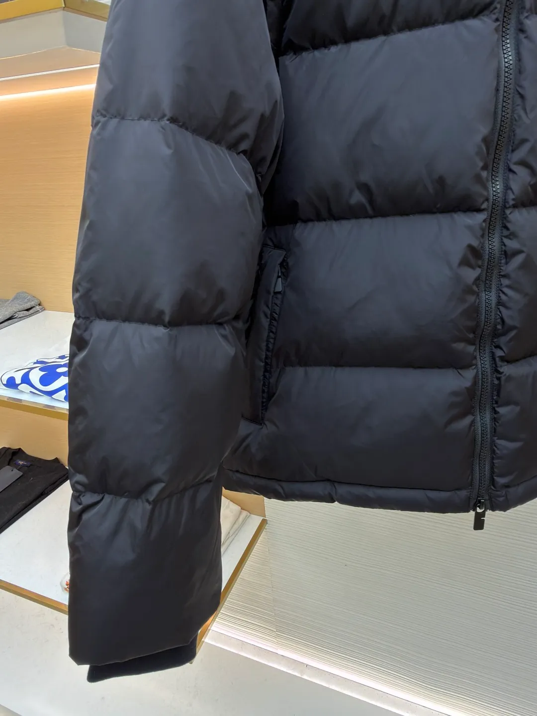 Burberry detachable sleeve down jacket ●Original version: purchased and developed by 13064 ●Item number: 1682184-C85 ●Fabric: goose down fabric ●Technology: mechanical down filling ●Color: black ●Version: fitted version ●Weight: about 1090 grams ●Size: S-M-L-XL ●Description: Filled with goose down and thermal fiber. Decorated with the brand's knight's seal appliqué, inspired by archival graphics from the 1980s. Incorporating detachable sleeve design, you can freely switch between jacket and vest styles. Featuring a relaxed fit, the detachable hood and collar are lined in wool and accented with Burberry check. Two-way zip closure and detachable drawstring hood. Detachable sleeves Side zip pockets Drawstring hem Windproof cuffs Burberry check lining on hood and collar Knight seal appliqué on sleeves. The overall wiring is straight and delicate, the fabric is comfortable and soft, and the color is consistent without color difference. It can be matched with the same style to create a fashionable look and control various occasions. Customized accessories, complete with three standards, same style for men and women!