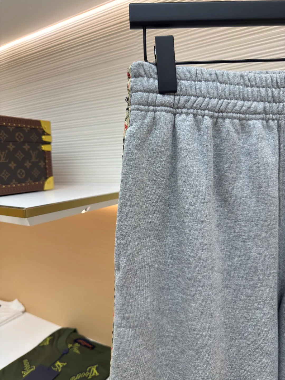 BURBERRY plaid webbing embroidered sweatpants ●Authentic product: purchased and developed by 5202 ●Item number: 1680515-A95 ●Fabric: single-sided fish scale fabric ●Technology: selvage production ●Version: fitted version ●Weight: about 705 grams ●Size: S-M-L-XL ●Description: A single-sided fish-scale cloth fabric woven with cotton as the base. The front is a smooth knitted surface, and the skin-contacting surface is formed into three-dimensional terry by the floating thread knitting technology of the knitting machine, which increases the fluffiness and has a delicate touch. The terry structure absorbs a large amount of water and evaporates quickly, so it is not easy to loosen and deform after repeated washing. By actively interfering with the shrinkage potential of cotton fibers, the fabric is able to transition from changeable to stable, improving dimensional stability while being less prone to deformation and wrinkles. The monochrome flat embroidery on the chest uses the high-precision calculation system of the computer embroidery machine to control the coordinated operation of the machine head, needle bar, and thread spool. The fabric frame moves accurately in the horizontal and vertical directions to form a stitch track. The upper and lower thread tensions are adjusted to ensure that the stitches are smooth and free of floating threads, forming a fine pattern with an error of ±0.1mm. The overall wiring is straight and delicate, the fabric is comfortable and soft, and the color is consistent without color difference. It can be matched with the same style to create a fashionable look and control various occasions. Customized accessories, complete with three standards, same style for men and women!