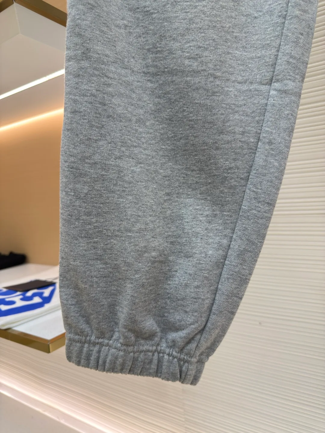 BURBERRY plaid webbing embroidered sweatpants ●Authentic product: purchased and developed by 5202 ●Item number: 1680515-A95 ●Fabric: single-sided fish scale fabric ●Technology: selvage production ●Version: fitted version ●Weight: about 705 grams ●Size: S-M-L-XL ●Description: A single-sided fish-scale cloth fabric woven with cotton as the base. The front is a smooth knitted surface, and the skin-contacting surface is formed into three-dimensional terry by the floating thread knitting technology of the knitting machine, which increases the fluffiness and has a delicate touch. The terry structure absorbs a large amount of water and evaporates quickly, so it is not easy to loosen and deform after repeated washing. By actively interfering with the shrinkage potential of cotton fibers, the fabric is able to transition from changeable to stable, improving dimensional stability while being less prone to deformation and wrinkles. The monochrome flat embroidery on the chest uses the high-precision calculation system of the computer embroidery machine to control the coordinated operation of the machine head, needle bar, and thread spool. The fabric frame moves accurately in the horizontal and vertical directions to form a stitch track. The upper and lower thread tensions are adjusted to ensure that the stitches are smooth and free of floating threads, forming a fine pattern with an error of ±0.1mm. The overall wiring is straight and delicate, the fabric is comfortable and soft, and the color is consistent without color difference. It can be matched with the same style to create a fashionable look and control various occasions. Customized accessories, complete with three standards, same style for men and women!
