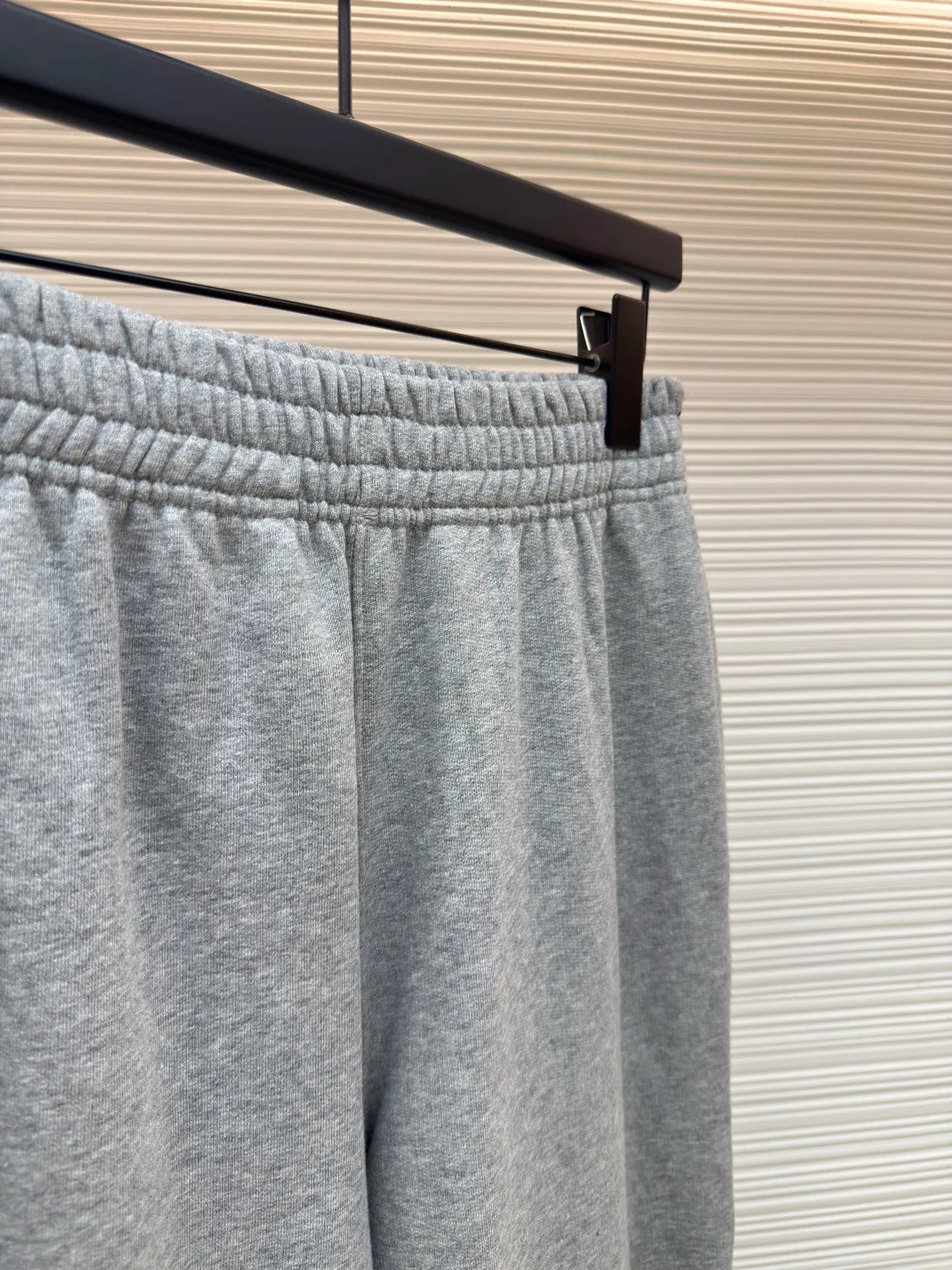 BURBERRY plaid webbing embroidered sweatpants ●Authentic product: purchased and developed by 5202 ●Item number: 1680515-A95 ●Fabric: single-sided fish scale fabric ●Technology: selvage production ●Version: fitted version ●Weight: about 705 grams ●Size: S-M-L-XL ●Description: A single-sided fish-scale cloth fabric woven with cotton as the base. The front is a smooth knitted surface, and the skin-contacting surface is formed into three-dimensional terry by the floating thread knitting technology of the knitting machine, which increases the fluffiness and has a delicate touch. The terry structure absorbs a large amount of water and evaporates quickly, so it is not easy to loosen and deform after repeated washing. By actively interfering with the shrinkage potential of cotton fibers, the fabric is able to transition from changeable to stable, improving dimensional stability while being less prone to deformation and wrinkles. The monochrome flat embroidery on the chest uses the high-precision calculation system of the computer embroidery machine to control the coordinated operation of the machine head, needle bar, and thread spool. The fabric frame moves accurately in the horizontal and vertical directions to form a stitch track. The upper and lower thread tensions are adjusted to ensure that the stitches are smooth and free of floating threads, forming a fine pattern with an error of ±0.1mm. The overall wiring is straight and delicate, the fabric is comfortable and soft, and the color is consistent without color difference. It can be matched with the same style to create a fashionable look and control various occasions. Customized accessories, complete with three standards, same style for men and women!