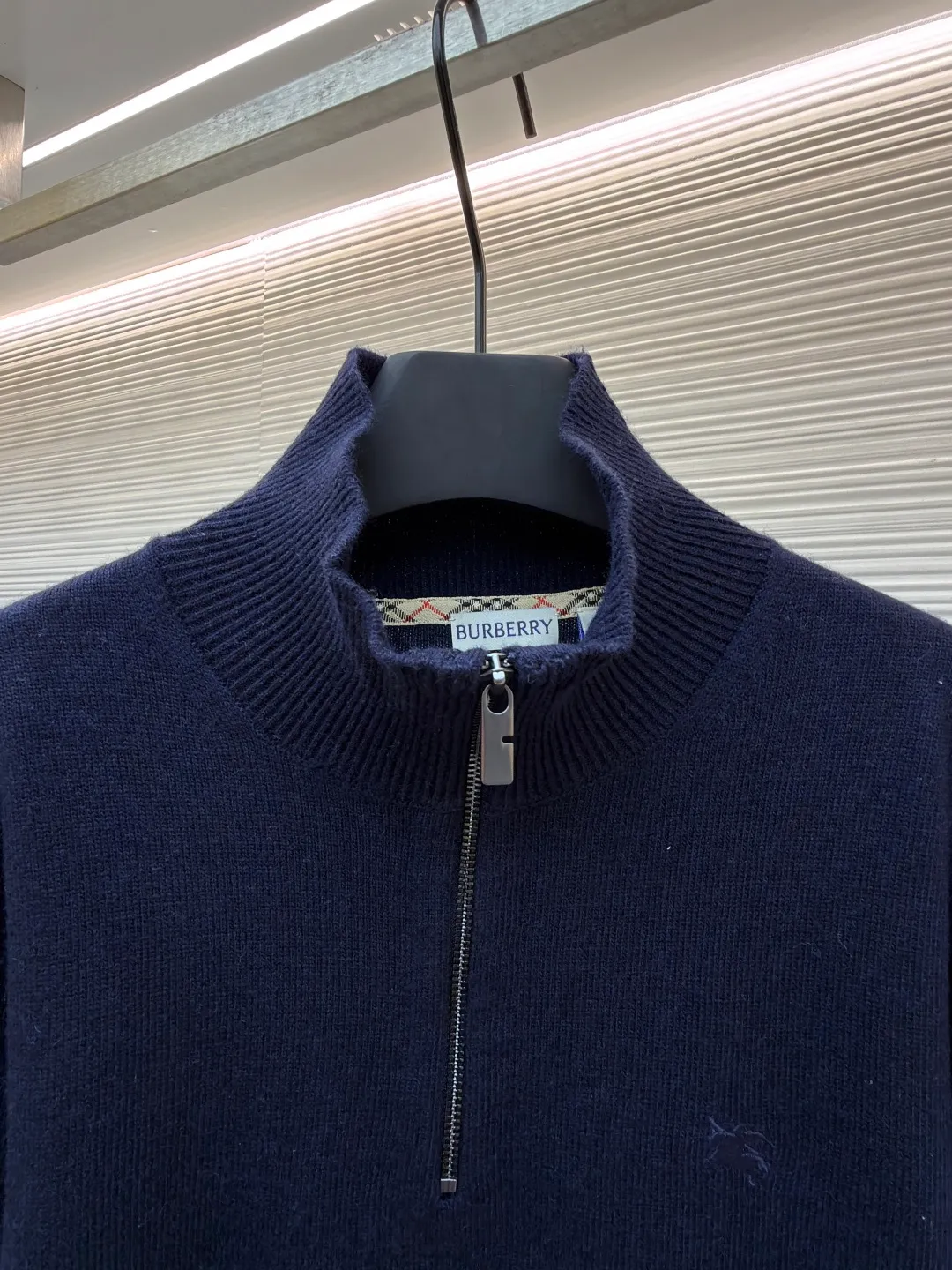 Burberry embroidered half-zip turtleneck sweater ●Original version: Purchased and developed by 4472 ●Item number: 1681783-B25 ●Material: wool blended fabric ●Technology: knitted production ●Color: navy ●Version: Fitted version ●Weight: about 545 grams ●Size: S-M-L-XL ●Description: Cashmere is used as the main body to dominate the feel, warmth and lightness of the fabric, while providing an unparalleled wearing experience. A small amount of polyamide and Lycra are added to enhance the overall durability and pilling resistance. An invisible support network is woven into the soft cashmere, and it also has a certain amount of elasticity to better fit the curves of the human body and allow it to be retracted and retracted freely. Due to the characteristics of the sweater fabric, it is stretched just right when stretching the frame, and then a hot-melt liner is used under the wool fabric piece to provide it with a certain temporary stable support to prevent it from shrinking after removal, causing pattern distortion, wrinkles and stitch dents. The high-precision calculation program system of the computer embroidery machine controls the movement of the embroidery frame in the X/Y direction, while the needle shuttles up and down, embroidering according to the set path, automatically completing thread trimming, thread jumping and other actions to form a stitch track, automatically adjusting the upper and lower thread tension to ensure that the stitches are smooth and free of floating threads, forming a war horse pattern with an error of ±0.1mm. Add detergent and preliminarily rinse the bulk goods at a water temperature of about 35 degrees to remove impurities during the production process, and then use protease to gently digest the hairiness on the surface to reduce the tendency of pilling from the root, improve the hand feel, retain softness, and eliminate irritation. After the final dehydration and drying process, the overall wiring is straight and delicate, the fabric is comfortable and soft, and the color is consistent without color difference. It can be matched with the same style to create a fashionable look and control various occasions. Customized accessories, complete with three standards, same style for men and women!