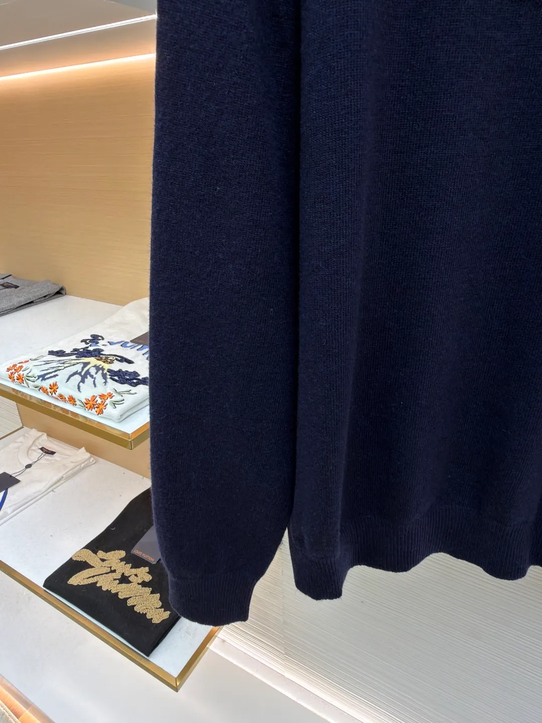 Burberry embroidered half-zip turtleneck sweater ●Original version: Purchased and developed by 4472 ●Item number: 1681783-B25 ●Material: wool blended fabric ●Technology: knitted production ●Color: navy ●Version: Fitted version ●Weight: about 545 grams ●Size: S-M-L-XL ●Description: Cashmere is used as the main body to dominate the feel, warmth and lightness of the fabric, while providing an unparalleled wearing experience. A small amount of polyamide and Lycra are added to enhance the overall durability and pilling resistance. An invisible support network is woven into the soft cashmere, and it also has a certain amount of elasticity to better fit the curves of the human body and allow it to be retracted and retracted freely. Due to the characteristics of the sweater fabric, it is stretched just right when stretching the frame, and then a hot-melt liner is used under the wool fabric piece to provide it with a certain temporary stable support to prevent it from shrinking after removal, causing pattern distortion, wrinkles and stitch dents. The high-precision calculation program system of the computer embroidery machine controls the movement of the embroidery frame in the X/Y direction, while the needle shuttles up and down, embroidering according to the set path, automatically completing thread trimming, thread jumping and other actions to form a stitch track, automatically adjusting the upper and lower thread tension to ensure that the stitches are smooth and free of floating threads, forming a war horse pattern with an error of ±0.1mm. Add detergent and preliminarily rinse the bulk goods at a water temperature of about 35 degrees to remove impurities during the production process, and then use protease to gently digest the hairiness on the surface to reduce the tendency of pilling from the root, improve the hand feel, retain softness, and eliminate irritation. After the final dehydration and drying process, the overall wiring is straight and delicate, the fabric is comfortable and soft, and the color is consistent without color difference. It can be matched with the same style to create a fashionable look and control various occasions. Customized accessories, complete with three standards, same style for men and women!