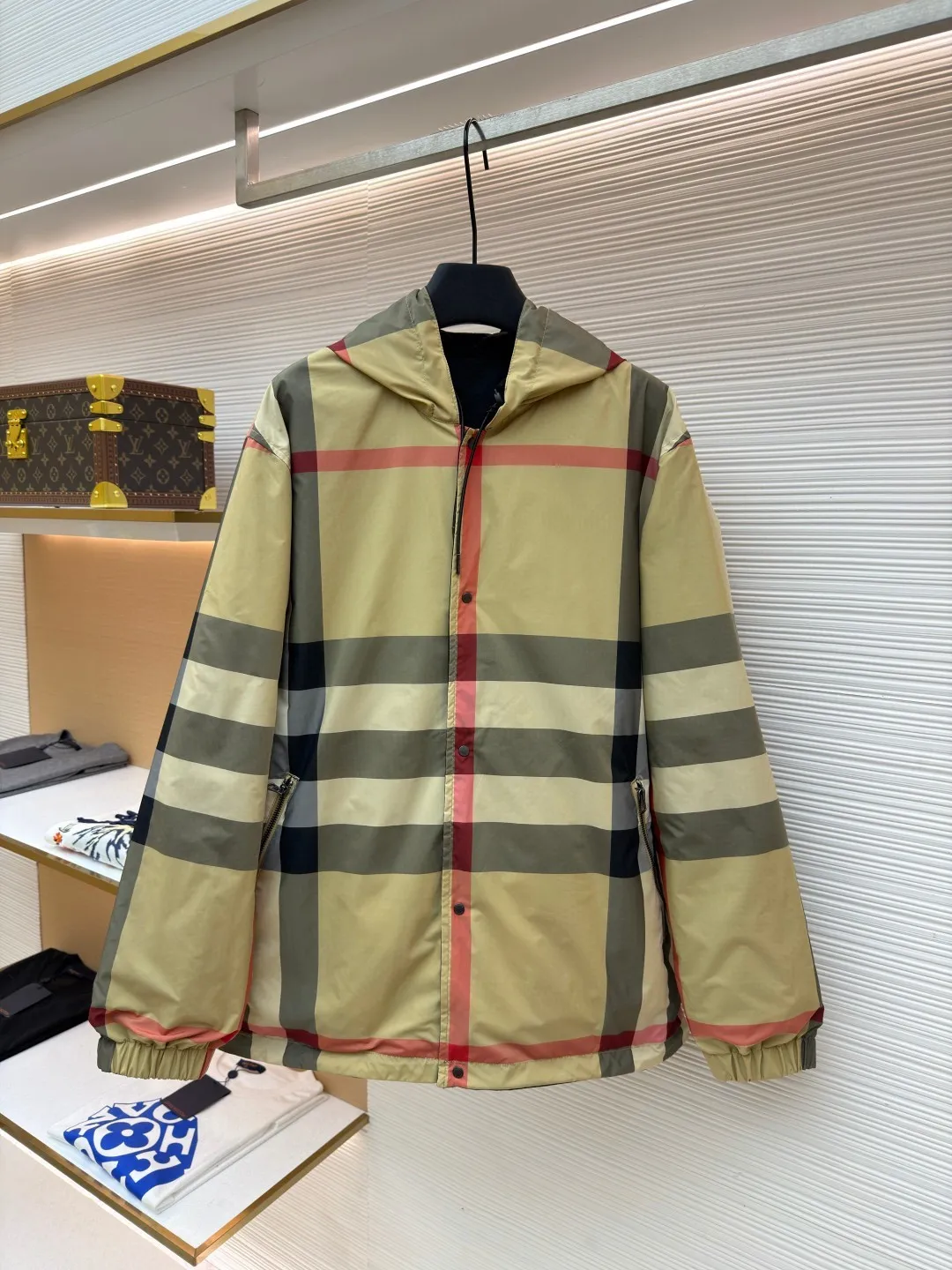 Burberry reversible classic plaid hooded jacket ●Original version: Purchased and developed by 4856 ●Item number: 1682504-C30 ●Fabric: nylon fabric ●Technology: Made on positioning cutting machine ●Color: Khaki ●Version: loose fit ●Weight: about 590 grams ●Size: S-M-L-XL ●Description: This Burberry reversible classic plaid hooded jacket is a men's spring item. It is made of high-density windproof fabric. One side is the brand's iconic plaid pattern. The classic plaid color matching is restored through digital direct injection technology. The color is accurate and not easy to fade. The other side is pure black matte texture. The double-sided weaving process makes the fabric stiff and not easy to wrinkle. The hooded design is adjustable with a drawstring. The hood fits the head three-dimensionally. The placket is double-opened with buttons and zippers. The hardware accessories are all customized by the brand. They are thick and durable. The cuffs are designed with elastic cuffs to prevent wind and keep warm. The welt pockets on the sides of the body are densely routed. The overall cut is a loose silhouette. The double-sided design enhances the versatility of wear. The craftsmanship details show the brand's classic craftsmanship, making it suitable for various casual wear scenarios in spring. The overall wiring is straight and delicate, the fabric is comfortable and soft, and the color is consistent without color difference. It can be matched with the same style to create a fashionable look and control various occasions. Customized accessories, complete with three standards, same style for men and women!