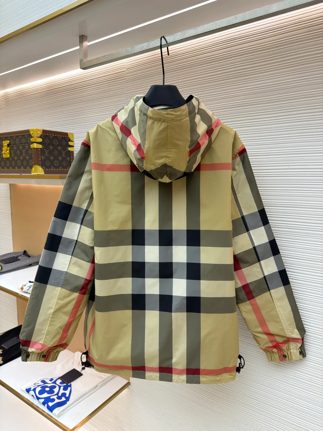 Burberry reversible classic plaid hooded jacket ●Original version: Purchased and developed by 4856 ●Item number: 1682504-C30 ●Fabric: nylon fabric ●Technology: Made on positioning cutting machine ●Color: Khaki ●Version: loose fit ●Weight: about 590 grams ●Size: S-M-L-XL ●Description: This Burberry reversible classic plaid hooded jacket is a men's spring item. It is made of high-density windproof fabric. One side is the brand's iconic plaid pattern. The classic plaid color matching is restored through digital direct injection technology. The color is accurate and not easy to fade. The other side is pure black matte texture. The double-sided weaving process makes the fabric stiff and not easy to wrinkle. The hooded design is adjustable with a drawstring. The hood fits the head three-dimensionally. The placket is double-opened with buttons and zippers. The hardware accessories are all customized by the brand. They are thick and durable. The cuffs are designed with elastic cuffs to prevent wind and keep warm. The welt pockets on the sides of the body are densely routed. The overall cut is a loose silhouette. The double-sided design enhances the versatility of wear. The craftsmanship details show the brand's classic craftsmanship, making it suitable for various casual wear scenarios in spring. The overall wiring is straight and delicate, the fabric is comfortable and soft, and the color is consistent without color difference. It can be matched with the same style to create a fashionable look and control various occasions. Customized accessories, complete with three standards, same style for men and women!