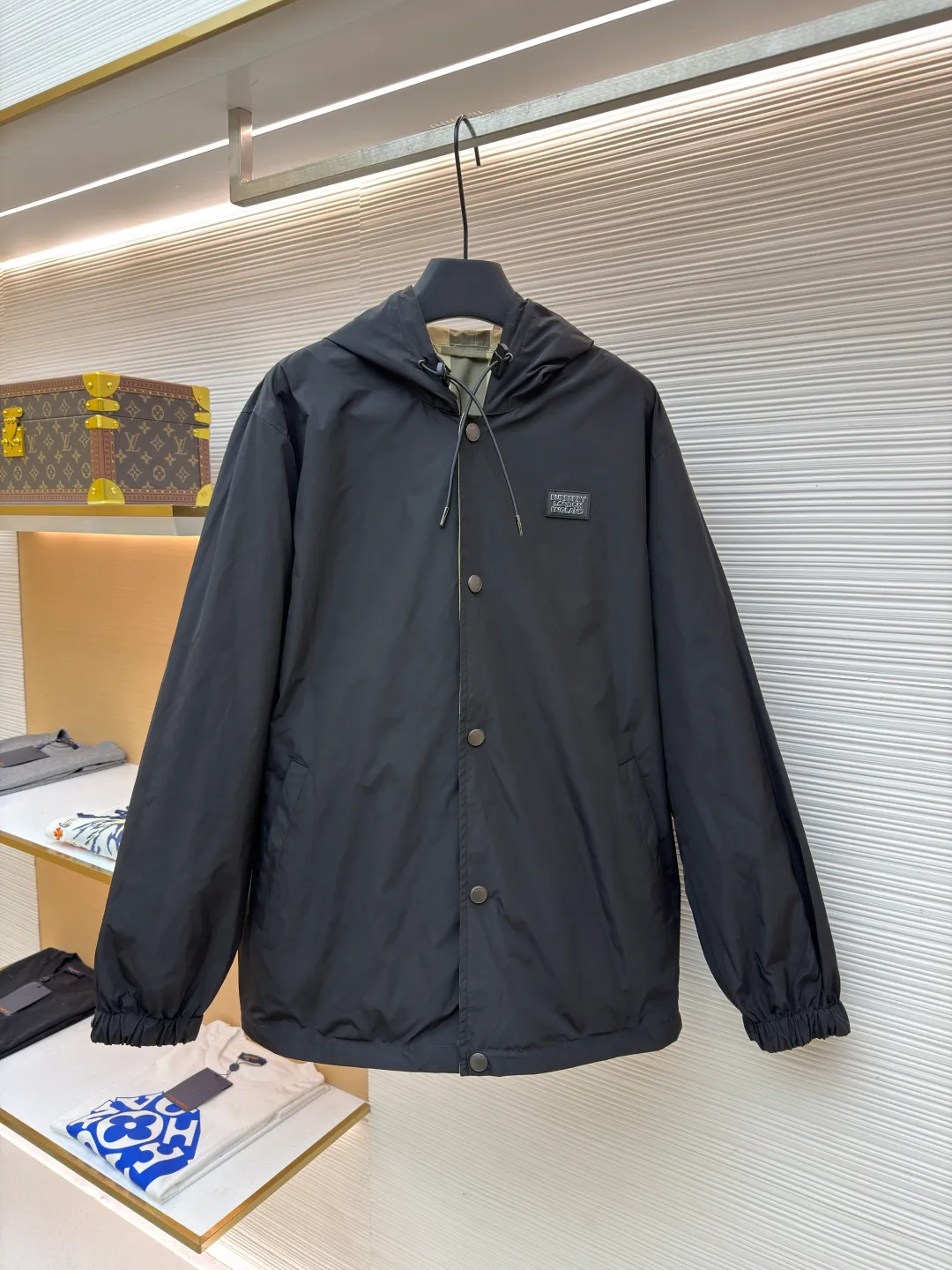 Burberry reversible classic plaid hooded jacket ●Original version: Purchased and developed by 4856 ●Item number: 1682504-C30 ●Fabric: nylon fabric ●Technology: Made on positioning cutting machine ●Color: Khaki ●Version: loose fit ●Weight: about 590 grams ●Size: S-M-L-XL ●Description: This Burberry reversible classic plaid hooded jacket is a men's spring item. It is made of high-density windproof fabric. One side is the brand's iconic plaid pattern. The classic plaid color matching is restored through digital direct injection technology. The color is accurate and not easy to fade. The other side is pure black matte texture. The double-sided weaving process makes the fabric stiff and not easy to wrinkle. The hooded design is adjustable with a drawstring. The hood fits the head three-dimensionally. The placket is double-opened with buttons and zippers. The hardware accessories are all customized by the brand. They are thick and durable. The cuffs are designed with elastic cuffs to prevent wind and keep warm. The welt pockets on the sides of the body are densely routed. The overall cut is a loose silhouette. The double-sided design enhances the versatility of wear. The craftsmanship details show the brand's classic craftsmanship, making it suitable for various casual wear scenarios in spring. The overall wiring is straight and delicate, the fabric is comfortable and soft, and the color is consistent without color difference. It can be matched with the same style to create a fashionable look and control various occasions. Customized accessories, complete with three standards, same style for men and women!