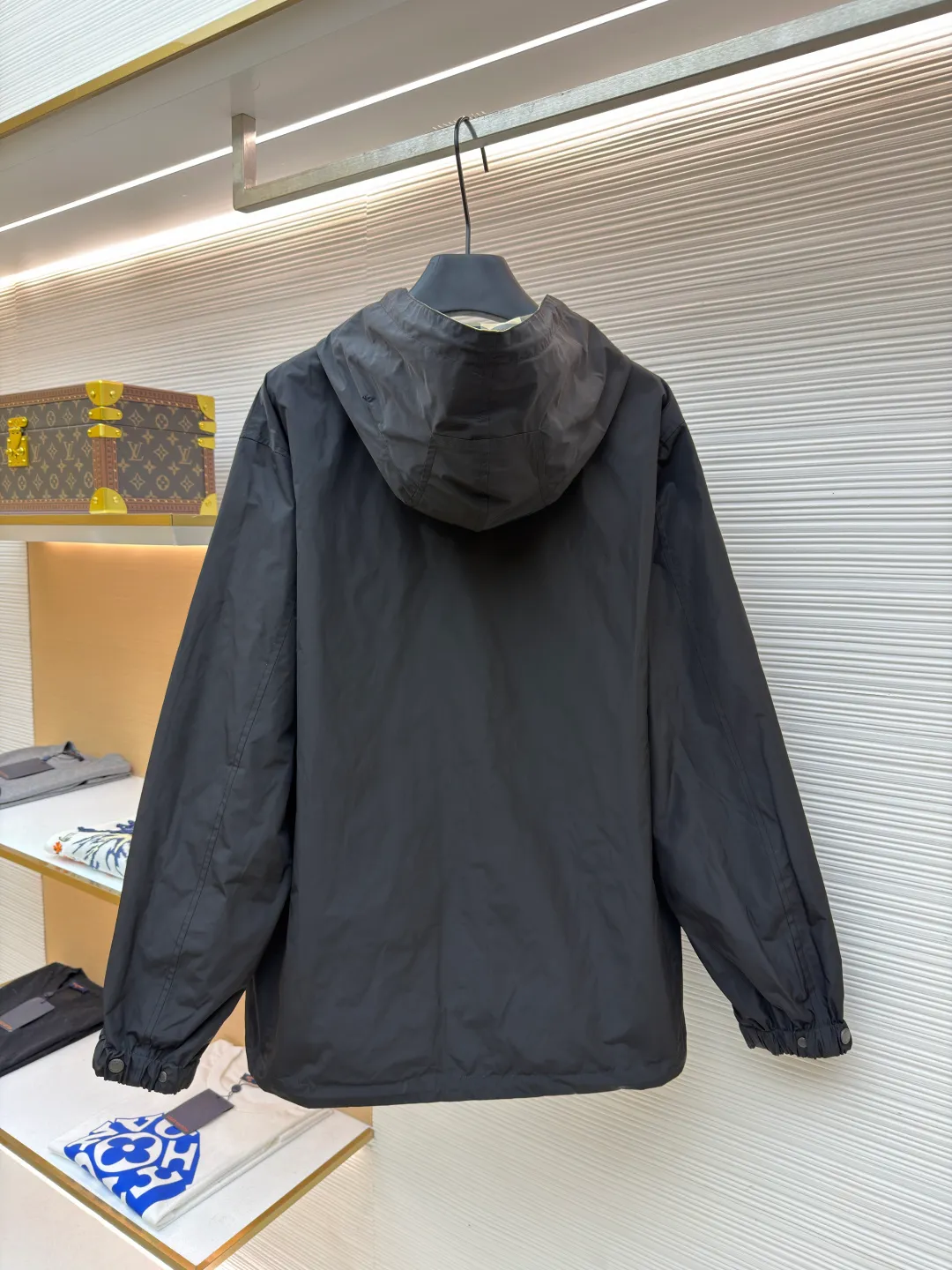 Burberry reversible classic plaid hooded jacket ●Original version: Purchased and developed by 4856 ●Item number: 1682504-C30 ●Fabric: nylon fabric ●Technology: Made on positioning cutting machine ●Color: Khaki ●Version: loose fit ●Weight: about 590 grams ●Size: S-M-L-XL ●Description: This Burberry reversible classic plaid hooded jacket is a men's spring item. It is made of high-density windproof fabric. One side is the brand's iconic plaid pattern. The classic plaid color matching is restored through digital direct injection technology. The color is accurate and not easy to fade. The other side is pure black matte texture. The double-sided weaving process makes the fabric stiff and not easy to wrinkle. The hooded design is adjustable with a drawstring. The hood fits the head three-dimensionally. The placket is double-opened with buttons and zippers. The hardware accessories are all customized by the brand. They are thick and durable. The cuffs are designed with elastic cuffs to prevent wind and keep warm. The welt pockets on the sides of the body are densely routed. The overall cut is a loose silhouette. The double-sided design enhances the versatility of wear. The craftsmanship details show the brand's classic craftsmanship, making it suitable for various casual wear scenarios in spring. The overall wiring is straight and delicate, the fabric is comfortable and soft, and the color is consistent without color difference. It can be matched with the same style to create a fashionable look and control various occasions. Customized accessories, complete with three standards, same style for men and women!
