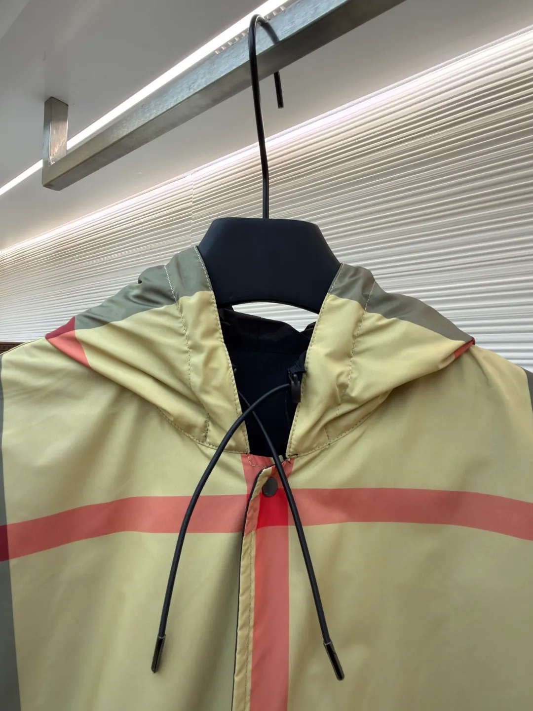 Burberry reversible classic plaid hooded jacket ●Original version: Purchased and developed by 4856 ●Item number: 1682504-C30 ●Fabric: nylon fabric ●Technology: Made on positioning cutting machine ●Color: Khaki ●Version: loose fit ●Weight: about 590 grams ●Size: S-M-L-XL ●Description: This Burberry reversible classic plaid hooded jacket is a men's spring item. It is made of high-density windproof fabric. One side is the brand's iconic plaid pattern. The classic plaid color matching is restored through digital direct injection technology. The color is accurate and not easy to fade. The other side is pure black matte texture. The double-sided weaving process makes the fabric stiff and not easy to wrinkle. The hooded design is adjustable with a drawstring. The hood fits the head three-dimensionally. The placket is double-opened with buttons and zippers. The hardware accessories are all customized by the brand. They are thick and durable. The cuffs are designed with elastic cuffs to prevent wind and keep warm. The welt pockets on the sides of the body are densely routed. The overall cut is a loose silhouette. The double-sided design enhances the versatility of wear. The craftsmanship details show the brand's classic craftsmanship, making it suitable for various casual wear scenarios in spring. The overall wiring is straight and delicate, the fabric is comfortable and soft, and the color is consistent without color difference. It can be matched with the same style to create a fashionable look and control various occasions. Customized accessories, complete with three standards, same style for men and women!