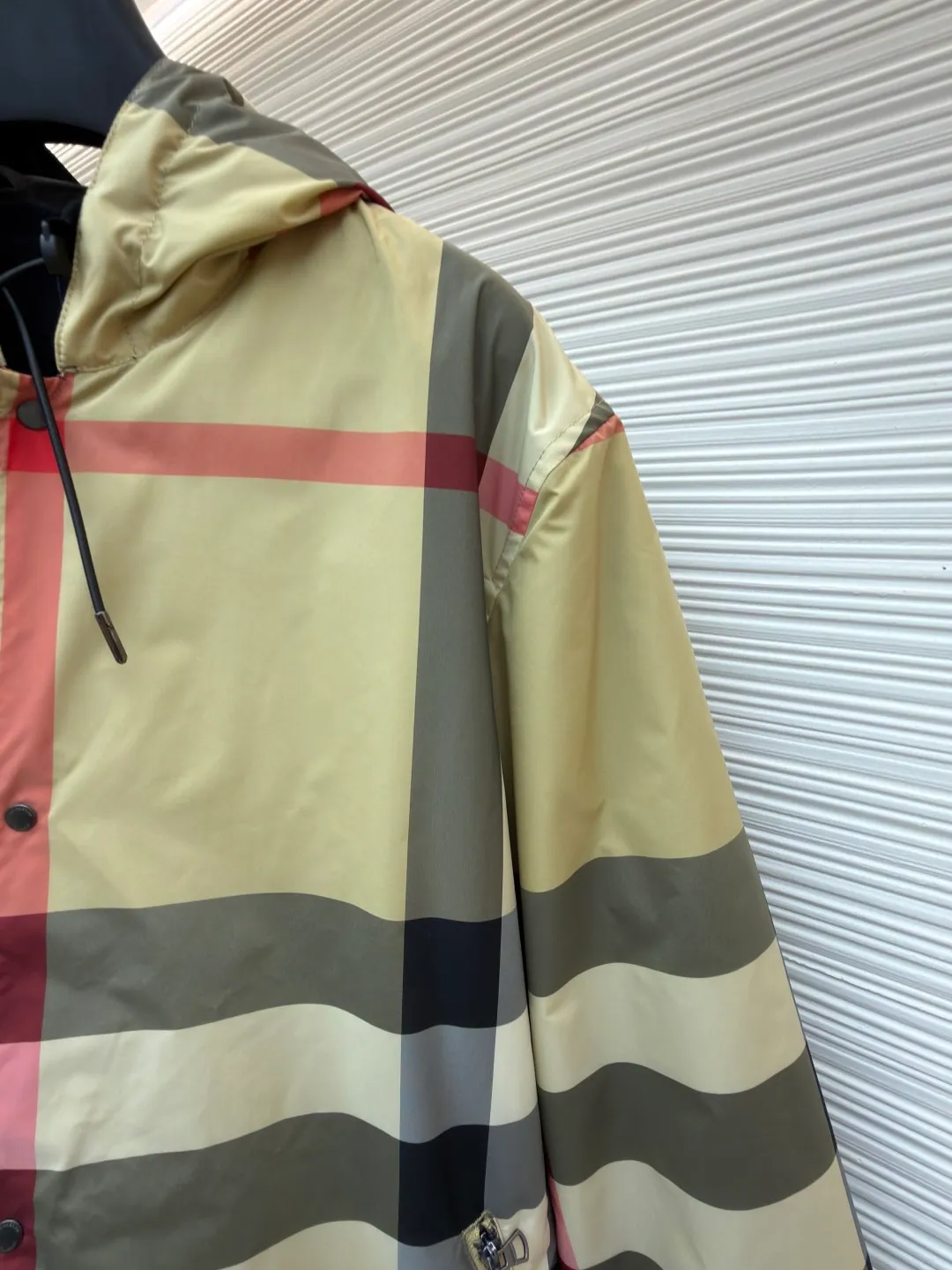 Burberry reversible classic plaid hooded jacket ●Original version: Purchased and developed by 4856 ●Item number: 1682504-C30 ●Fabric: nylon fabric ●Technology: Made on positioning cutting machine ●Color: Khaki ●Version: loose fit ●Weight: about 590 grams ●Size: S-M-L-XL ●Description: This Burberry reversible classic plaid hooded jacket is a men's spring item. It is made of high-density windproof fabric. One side is the brand's iconic plaid pattern. The classic plaid color matching is restored through digital direct injection technology. The color is accurate and not easy to fade. The other side is pure black matte texture. The double-sided weaving process makes the fabric stiff and not easy to wrinkle. The hooded design is adjustable with a drawstring. The hood fits the head three-dimensionally. The placket is double-opened with buttons and zippers. The hardware accessories are all customized by the brand. They are thick and durable. The cuffs are designed with elastic cuffs to prevent wind and keep warm. The welt pockets on the sides of the body are densely routed. The overall cut is a loose silhouette. The double-sided design enhances the versatility of wear. The craftsmanship details show the brand's classic craftsmanship, making it suitable for various casual wear scenarios in spring. The overall wiring is straight and delicate, the fabric is comfortable and soft, and the color is consistent without color difference. It can be matched with the same style to create a fashionable look and control various occasions. Customized accessories, complete with three standards, same style for men and women!