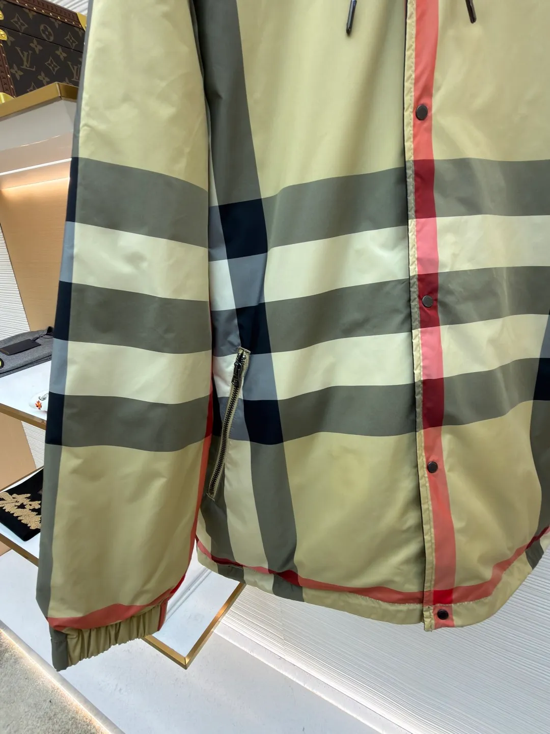 Burberry reversible classic plaid hooded jacket ●Original version: Purchased and developed by 4856 ●Item number: 1682504-C30 ●Fabric: nylon fabric ●Technology: Made on positioning cutting machine ●Color: Khaki ●Version: loose fit ●Weight: about 590 grams ●Size: S-M-L-XL ●Description: This Burberry reversible classic plaid hooded jacket is a men's spring item. It is made of high-density windproof fabric. One side is the brand's iconic plaid pattern. The classic plaid color matching is restored through digital direct injection technology. The color is accurate and not easy to fade. The other side is pure black matte texture. The double-sided weaving process makes the fabric stiff and not easy to wrinkle. The hooded design is adjustable with a drawstring. The hood fits the head three-dimensionally. The placket is double-opened with buttons and zippers. The hardware accessories are all customized by the brand. They are thick and durable. The cuffs are designed with elastic cuffs to prevent wind and keep warm. The welt pockets on the sides of the body are densely routed. The overall cut is a loose silhouette. The double-sided design enhances the versatility of wear. The craftsmanship details show the brand's classic craftsmanship, making it suitable for various casual wear scenarios in spring. The overall wiring is straight and delicate, the fabric is comfortable and soft, and the color is consistent without color difference. It can be matched with the same style to create a fashionable look and control various occasions. Customized accessories, complete with three standards, same style for men and women!
