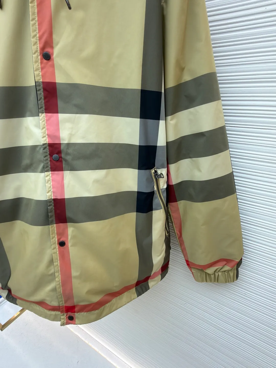 Burberry reversible classic plaid hooded jacket ●Original version: Purchased and developed by 4856 ●Item number: 1682504-C30 ●Fabric: nylon fabric ●Technology: Made on positioning cutting machine ●Color: Khaki ●Version: loose fit ●Weight: about 590 grams ●Size: S-M-L-XL ●Description: This Burberry reversible classic plaid hooded jacket is a men's spring item. It is made of high-density windproof fabric. One side is the brand's iconic plaid pattern. The classic plaid color matching is restored through digital direct injection technology. The color is accurate and not easy to fade. The other side is pure black matte texture. The double-sided weaving process makes the fabric stiff and not easy to wrinkle. The hooded design is adjustable with a drawstring. The hood fits the head three-dimensionally. The placket is double-opened with buttons and zippers. The hardware accessories are all customized by the brand. They are thick and durable. The cuffs are designed with elastic cuffs to prevent wind and keep warm. The welt pockets on the sides of the body are densely routed. The overall cut is a loose silhouette. The double-sided design enhances the versatility of wear. The craftsmanship details show the brand's classic craftsmanship, making it suitable for various casual wear scenarios in spring. The overall wiring is straight and delicate, the fabric is comfortable and soft, and the color is consistent without color difference. It can be matched with the same style to create a fashionable look and control various occasions. Customized accessories, complete with three standards, same style for men and women!