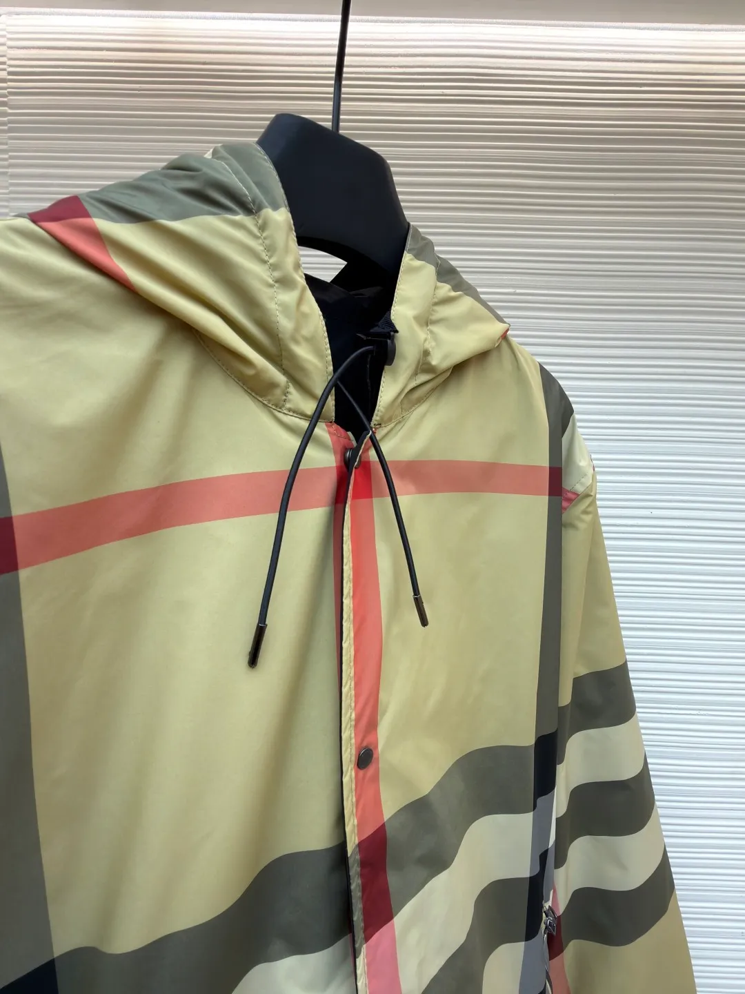 Burberry reversible classic plaid hooded jacket ●Original version: Purchased and developed by 4856 ●Item number: 1682504-C30 ●Fabric: nylon fabric ●Technology: Made on positioning cutting machine ●Color: Khaki ●Version: loose fit ●Weight: about 590 grams ●Size: S-M-L-XL ●Description: This Burberry reversible classic plaid hooded jacket is a men's spring item. It is made of high-density windproof fabric. One side is the brand's iconic plaid pattern. The classic plaid color matching is restored through digital direct injection technology. The color is accurate and not easy to fade. The other side is pure black matte texture. The double-sided weaving process makes the fabric stiff and not easy to wrinkle. The hooded design is adjustable with a drawstring. The hood fits the head three-dimensionally. The placket is double-opened with buttons and zippers. The hardware accessories are all customized by the brand. They are thick and durable. The cuffs are designed with elastic cuffs to prevent wind and keep warm. The welt pockets on the sides of the body are densely routed. The overall cut is a loose silhouette. The double-sided design enhances the versatility of wear. The craftsmanship details show the brand's classic craftsmanship, making it suitable for various casual wear scenarios in spring. The overall wiring is straight and delicate, the fabric is comfortable and soft, and the color is consistent without color difference. It can be matched with the same style to create a fashionable look and control various occasions. Customized accessories, complete with three standards, same style for men and women!